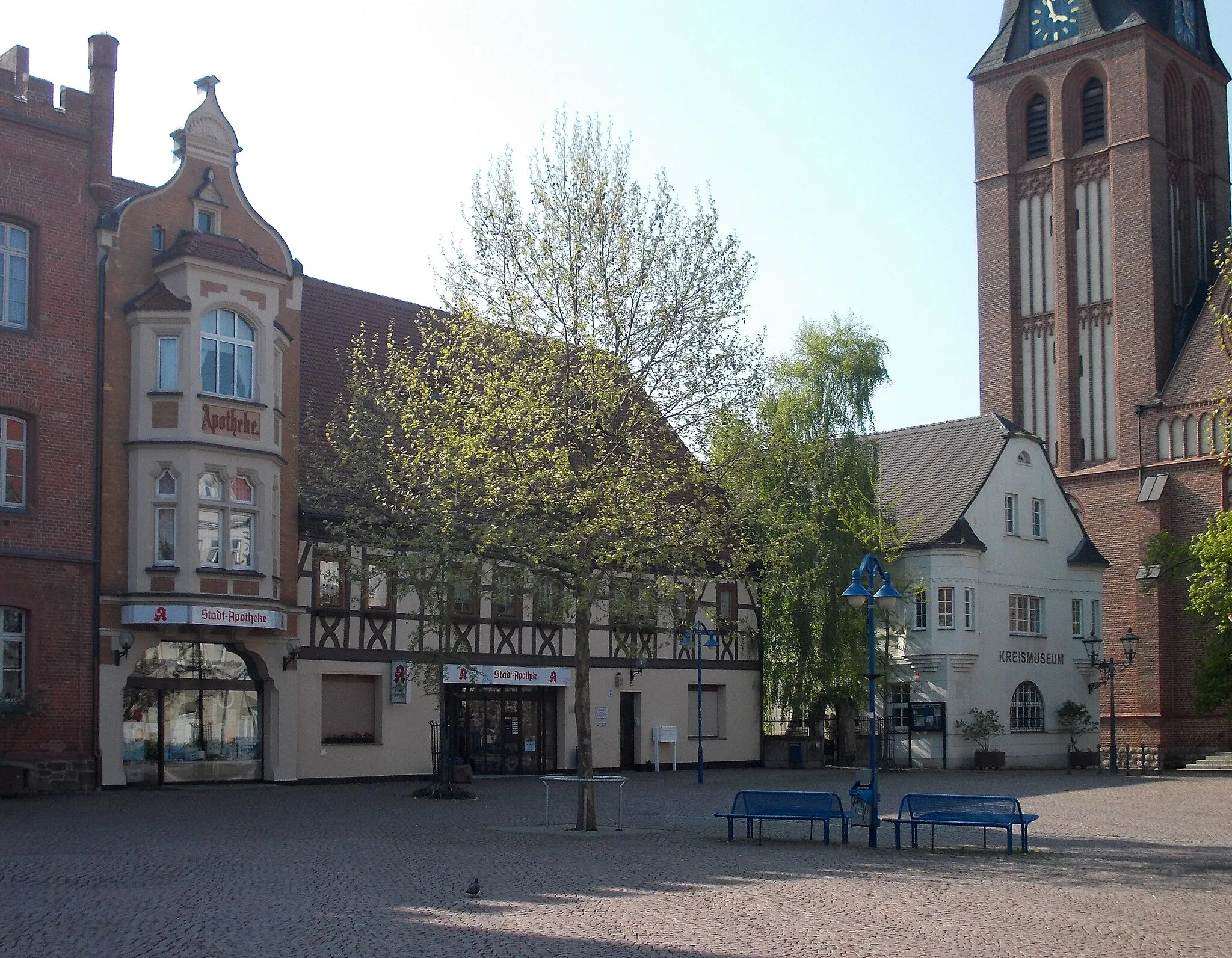 Photo showing: Pharmacy and district museum in the market square of Bitterfeld (Anhalt-Bitterfeld district, Saxony-anhalt)