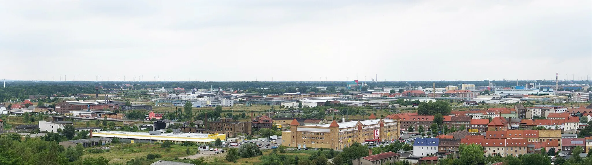 Photo showing: Teil des Chemieparkes Bitterfeld-Wolfen, unten rechts beginnt die Stadt Bitterfeld