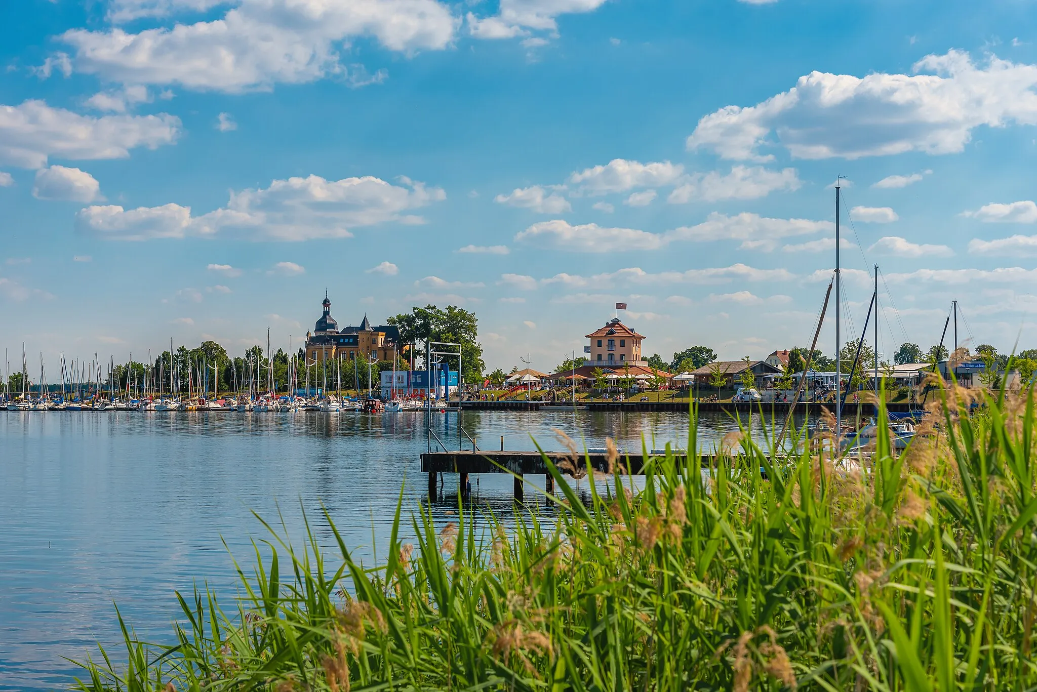 Photo showing: Goitzschesee Blick zur Villa am Bernsteinsee