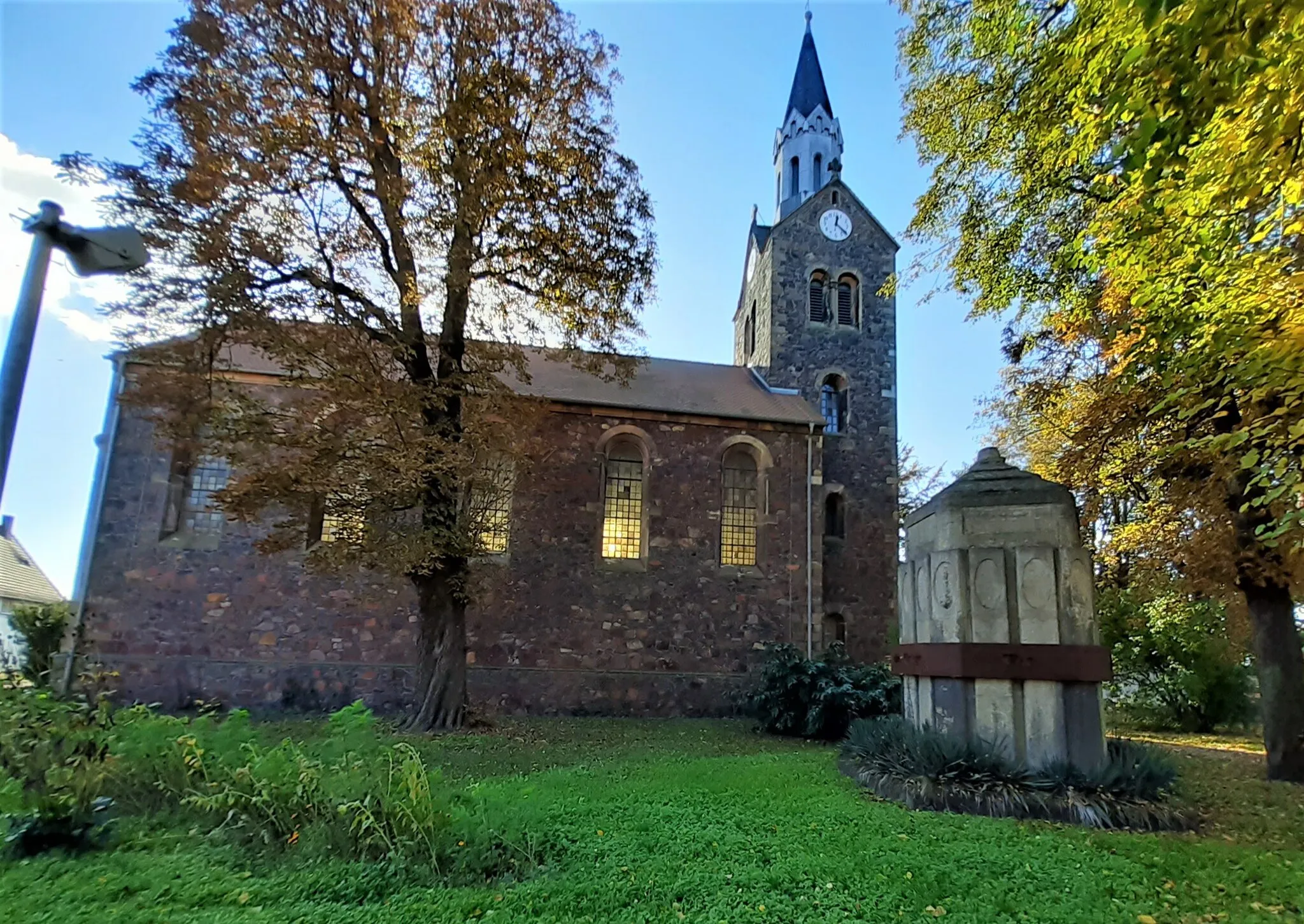 Photo showing: Kirche St. Ursula  mit Kriegsopferdenkmal, Niemberg (Stadt Landsberg), Saalekreis