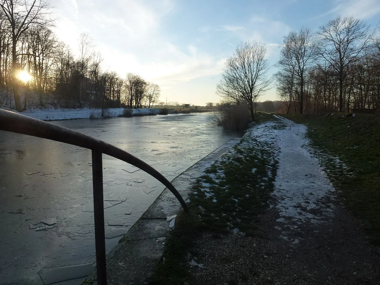 Photo showing: Vereister Elster-Saale-Kanal am Sicherheitstor Ost