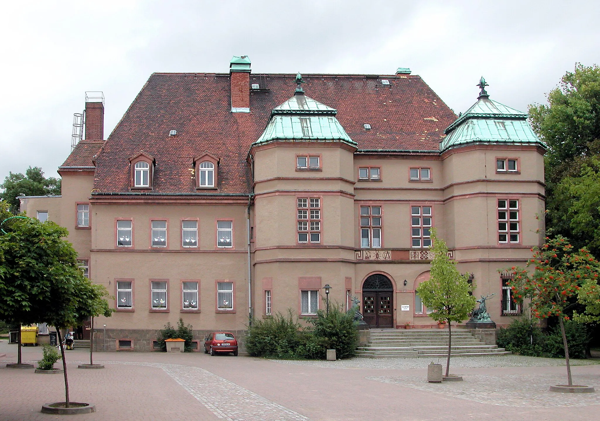 Photo showing: 08.08.2006  04758  Cavertitz, Schulhof 2: Schloß, heute Schule (GMP: 51.384950,13.128382). Die Geschichte des Herrensitzes lässt sich bis ins 14. Jahrhundert zurückverfolgen. Zu den adeligen Besitzern gehörten die von Maltitz, Preuß, von Schleinitz, von Starschedel und von Pflugk. Nach weiteren Besitzern, darunter auch ein Pfarrer, erwarb 1897 Robert Bramsch, der Besitzer der Likörfabrik Bramsch in Dresden-Friedrichstadt, das Rittergut und ließ bis 1906 ein neues Schloß  errichten. In der DDR-Zeit befand sich im Schloß die Oberschule "Fritz Weineck", aus der nach 1990 die Grundschule der Gemeinde Cavertitz wurde. Der Gutshof nebenan gehört seit den 1990er Jahren der Familie Steinle, die ein Gestüt betreibt.                                                                                                                                                                                       [DSCN10923.JPG]20060808035DR.JPG(c)Blobelt