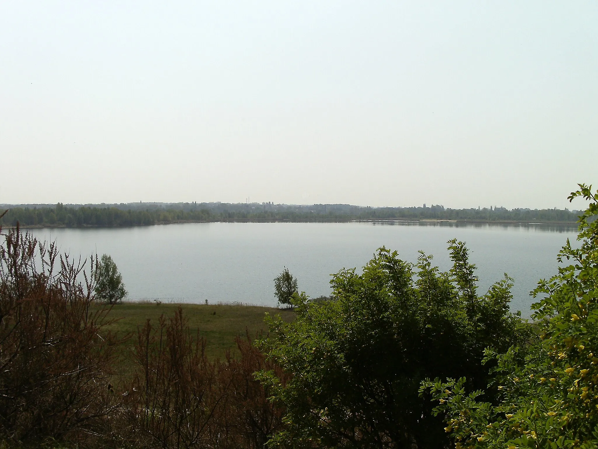 Photo showing: Lake Wallendorf (district of Saalekreis, Saxony-Anhalt) from the vantage point