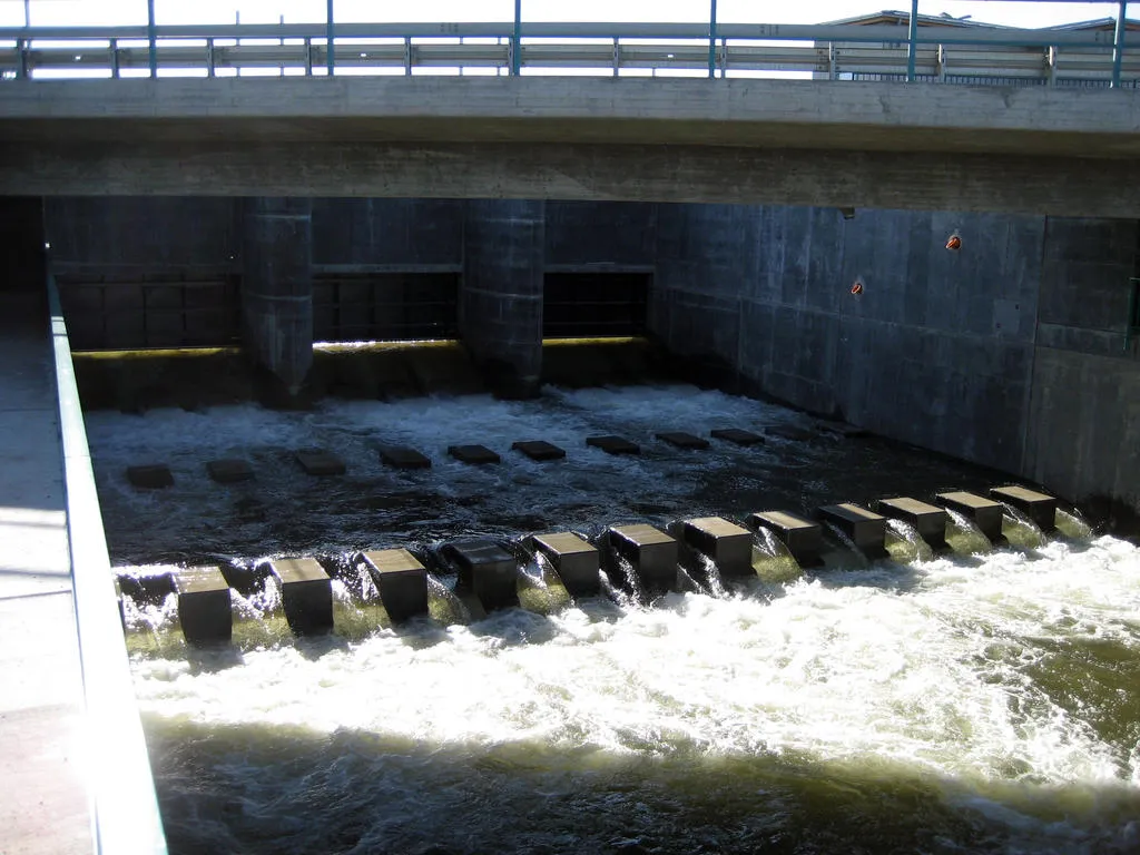 Photo showing: Einleitbauwerk Zitzschen mit geöffneten Fluttoren