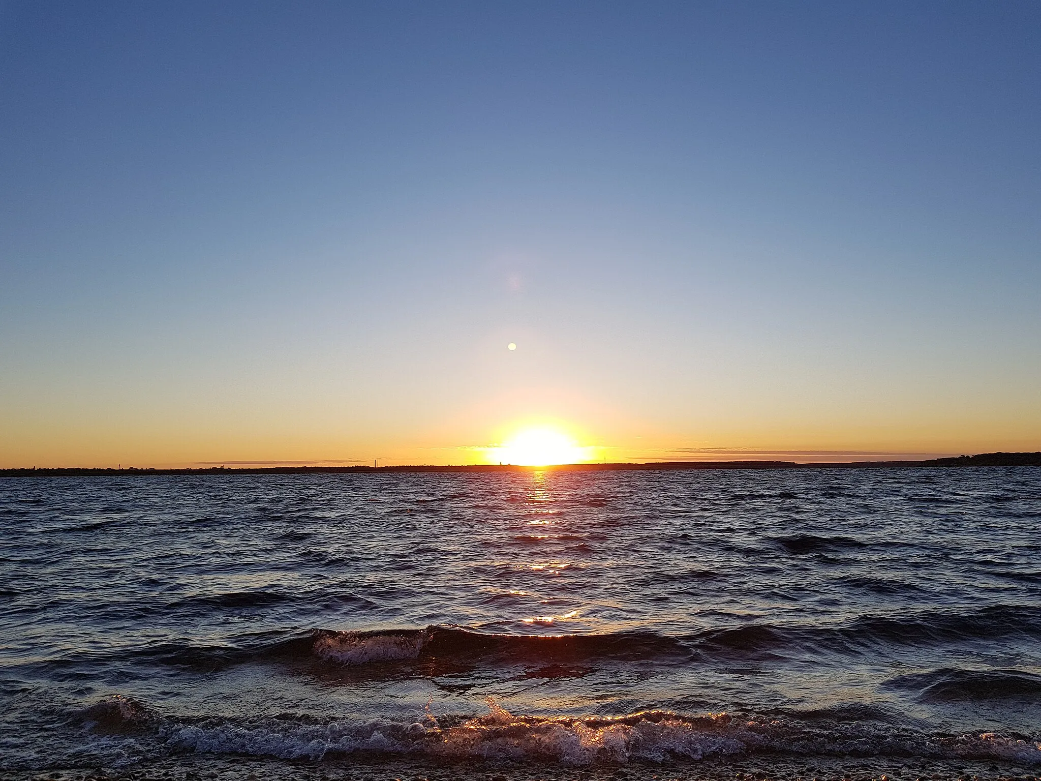 Photo showing: Sonnenaufgang am Zwenkauer See, Juli 2018. Foto: Daniel Sporbert