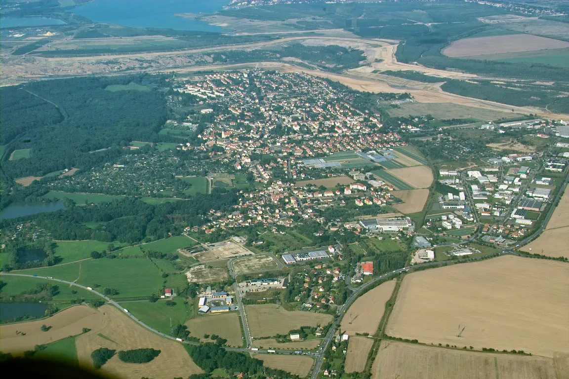 Photo showing: Luftbild der Stadt Zwenkau von Süden. Am oberen Bildrand Cospudener See und Elsterstausee. Der Zwenkauer See ist noch nicht geflutet