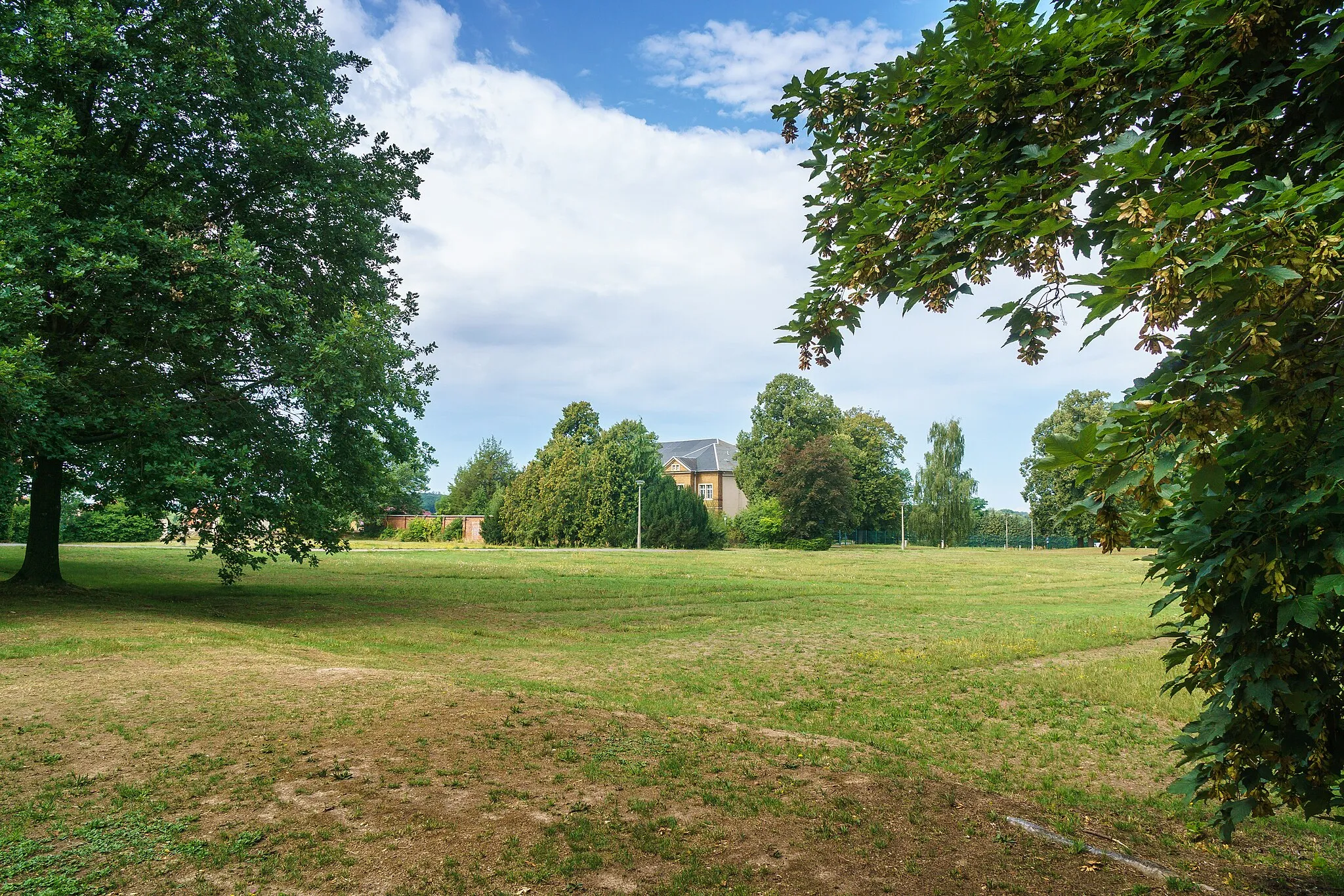 Photo showing: Im Rahmen des Projekts "Der Garten in mir" ließ der Rasenkünstler Ralf Witthaus die über 300 Jahre lang verlorene barocke Gartenanlage von Schloss Hubertusburg wieder auferstehen. Viel ist leider nicht zu sehen.