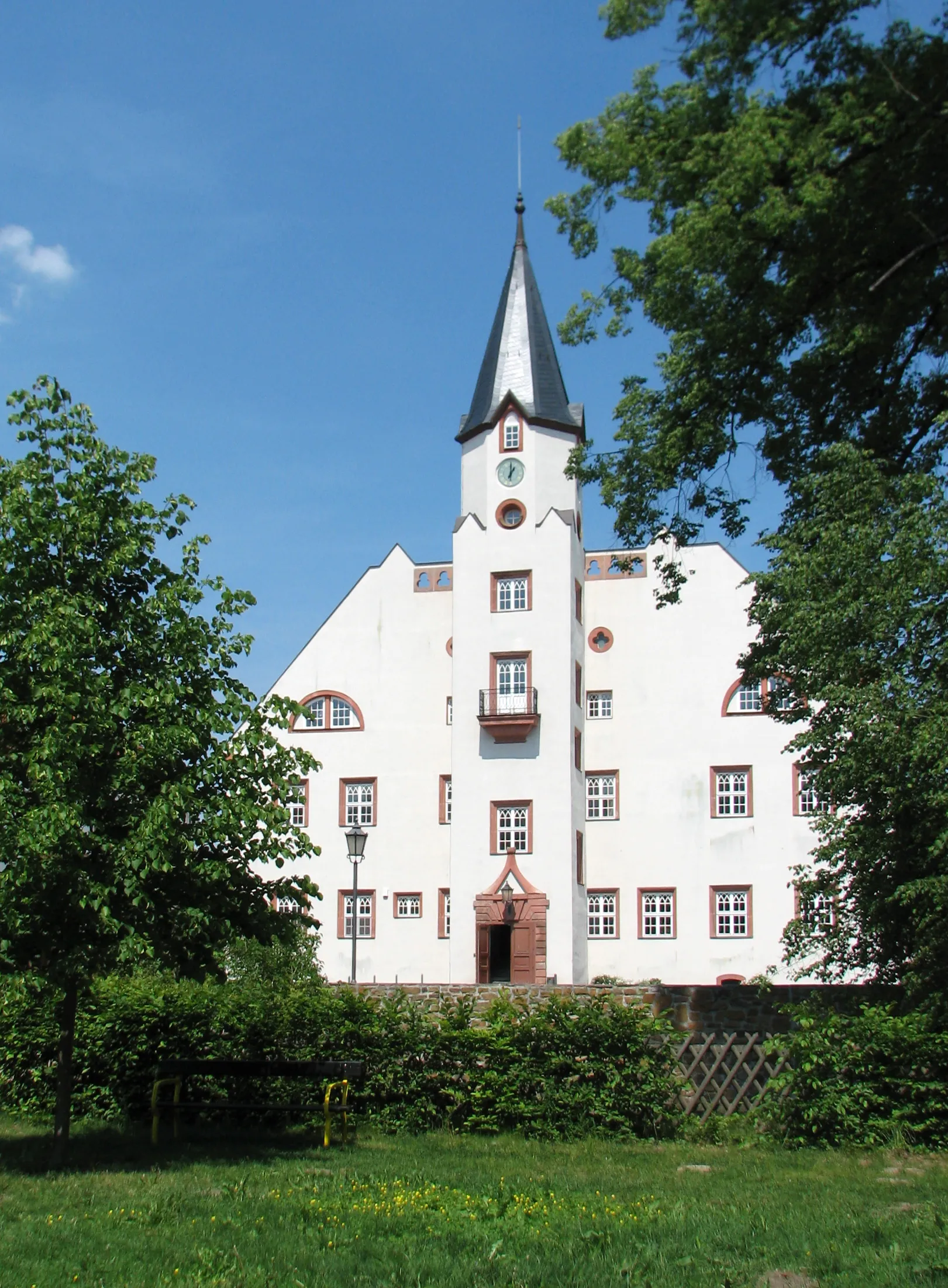Photo showing: Schloss Belgershain vom Park/Süd aus gesehen. Zwischen Park und Schlossvorplatz befindet sich noch ein gemauerter Schlossgraben.