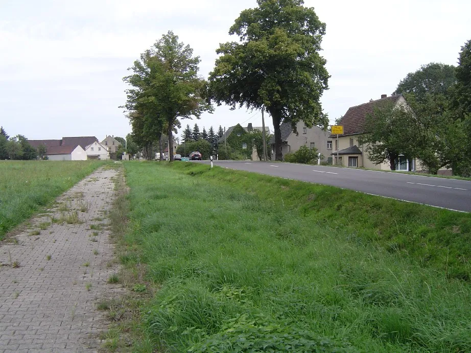 Photo showing: Der Ort Pflug von Westen aus gesehen. Im Rücken befinden sich das Gewerbegebiet "Kohrener Land" und der Ort Altmörbitz