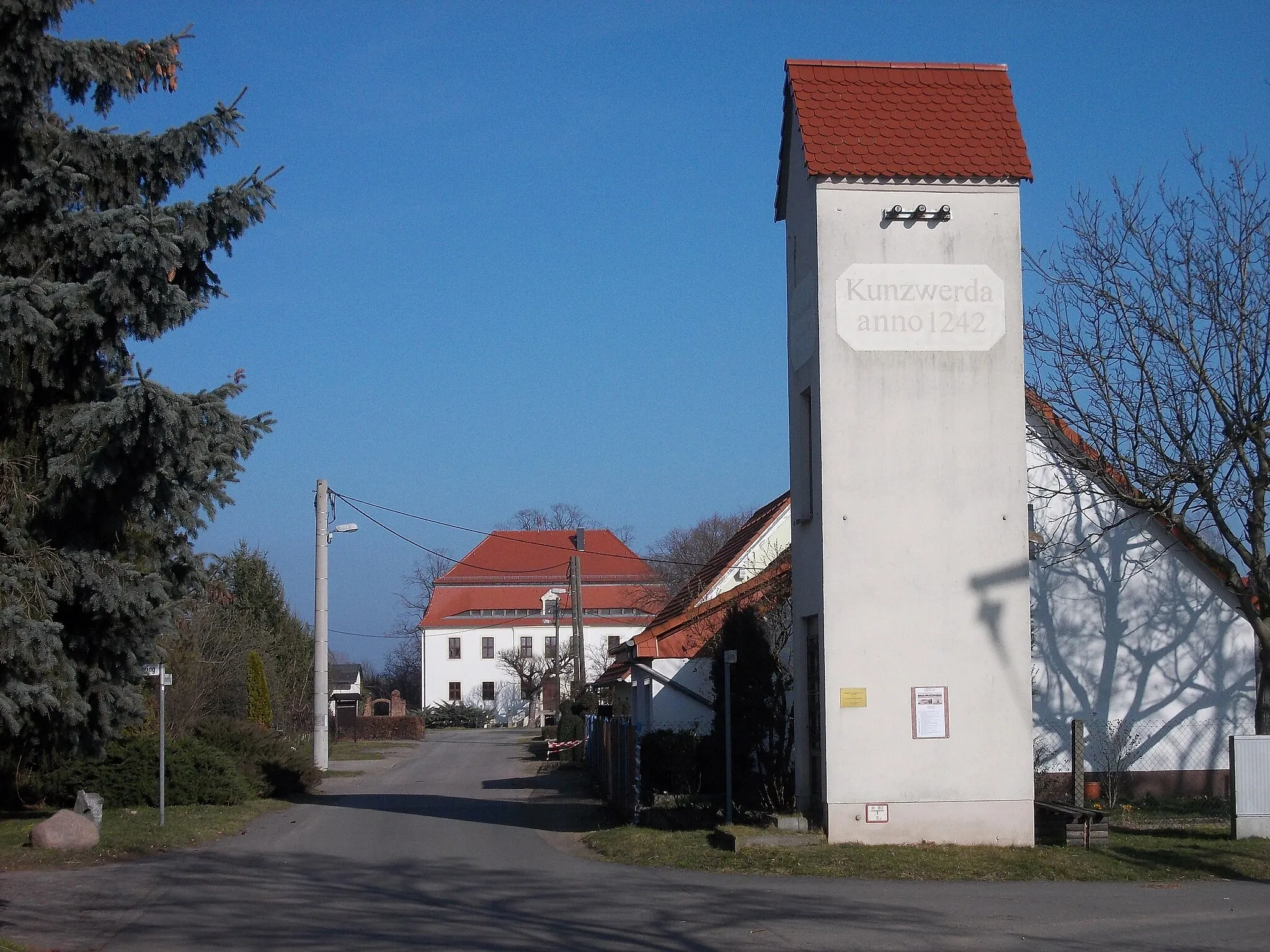 Photo showing: Distribution substation and manor house in Kunzwerda (Torgau, Nordsachsen district, Saxony)