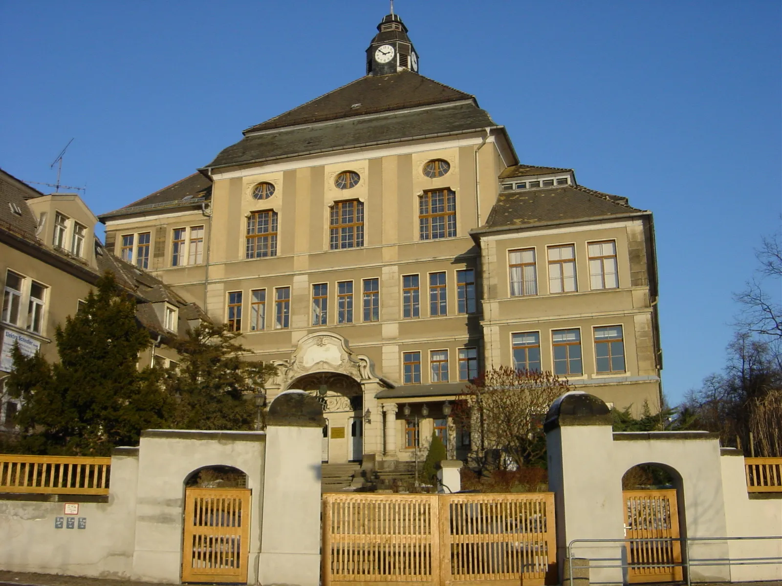 Photo showing: The secondary school "Gymnasium Am Breiten Teich" in the town of Borna.
