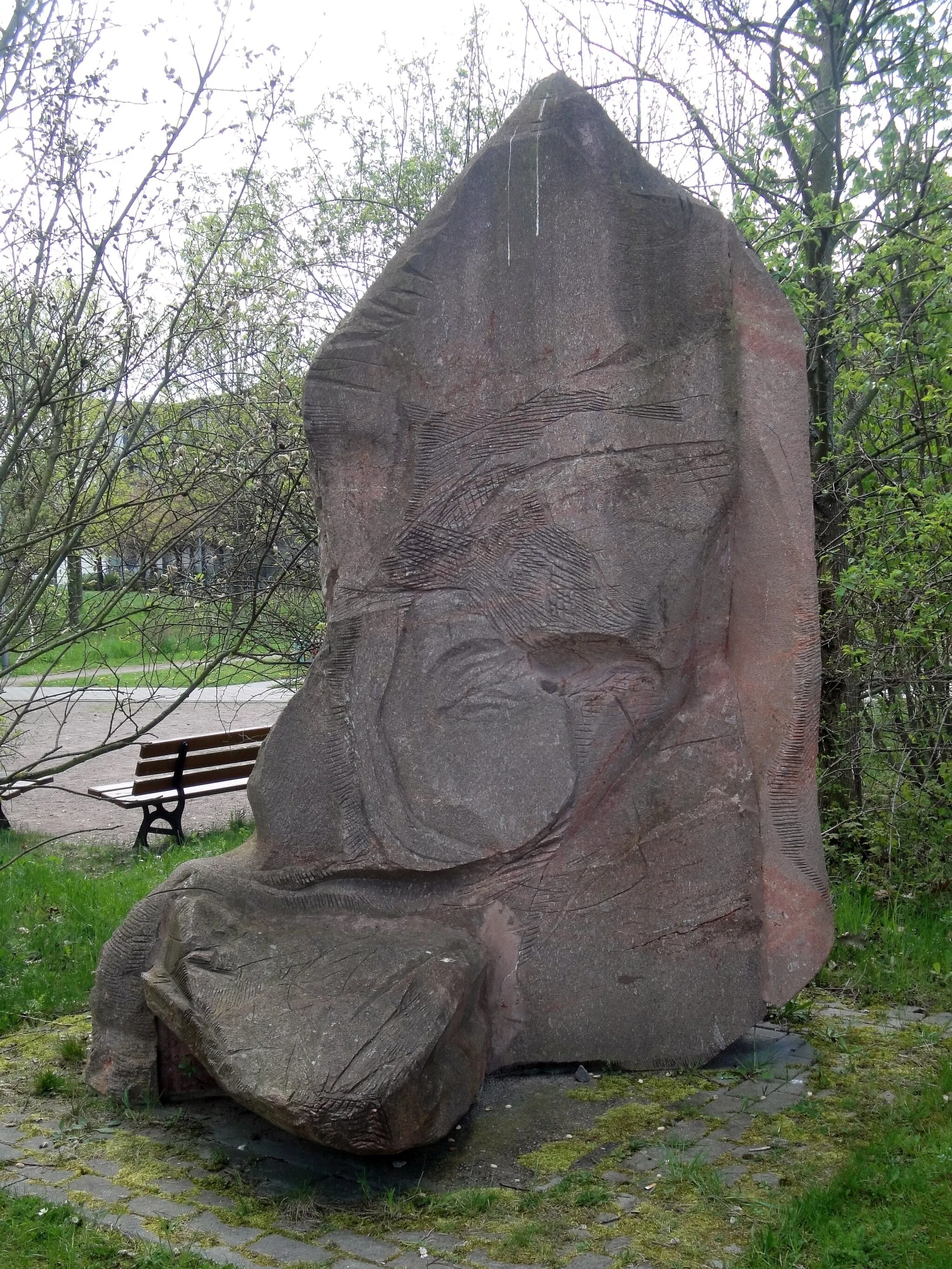 Photo showing: Neubeginn (Rochlitzer Porphyr, 2004) von Friedhelm Lach in Leipzig