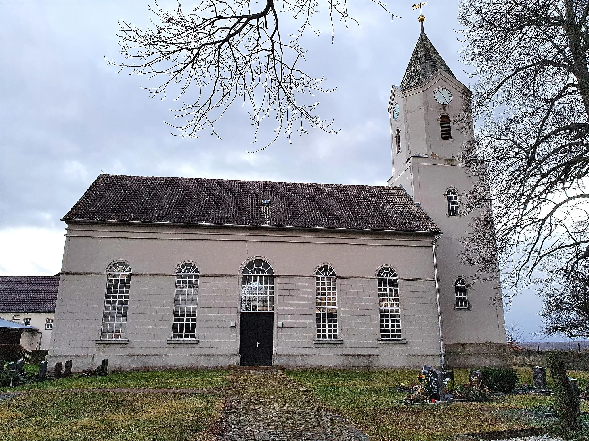 Photo showing: 04668 Dürrweitzschen, Obstland-Straße 13 - Frontansicht Kirchengebäude