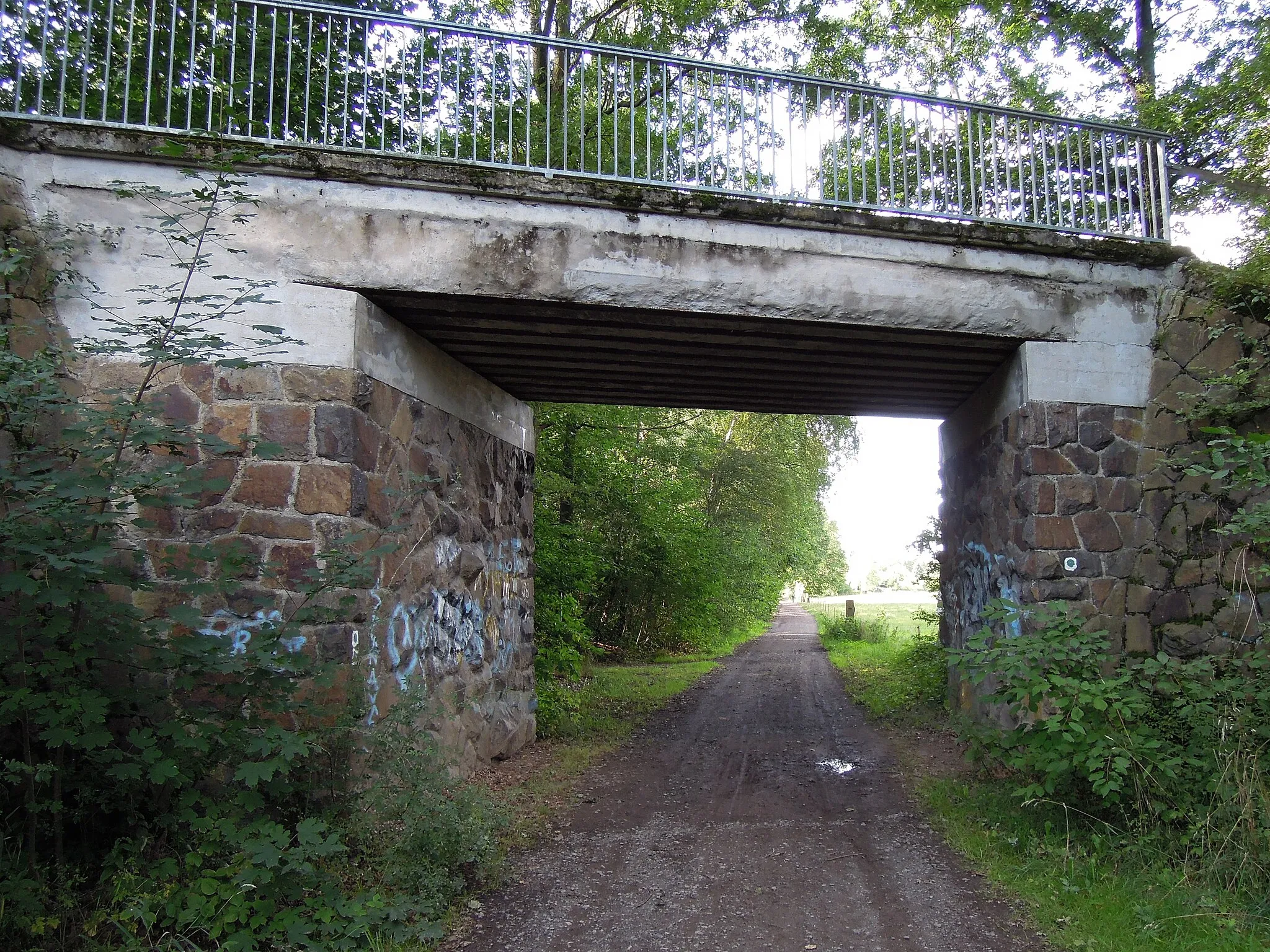 Photo showing: Geh- und Radwegbrücke über den Ballendorfer Weg südlich Etzoldshain -Südansicht, Blick nach Etzoldshain- August 2023.jpg