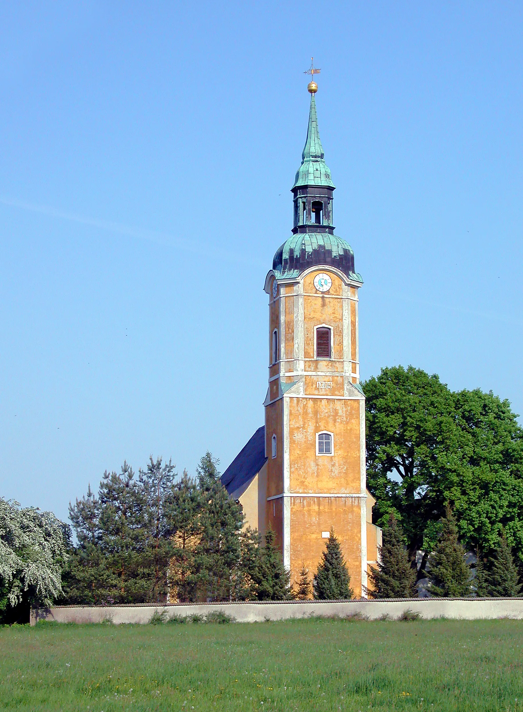 Photo showing: 01.05.2009   04808  Müglenz (Lossatal): Dorfkirche (GMP: 51.402454,12.834697) mit Kirchhof und Einfriedungsmauer. Die in den Jahren 1766-1774 erbaute barocke Saalkirche ist ein verputzter Bruchsteinbau mit einem schlanken Westturm. Das Kircheninnere ist durch eine neugotische Ausstattung geprägt.
[DSCN37022.TIF]20090501590DR.JPG(c)Blobelt