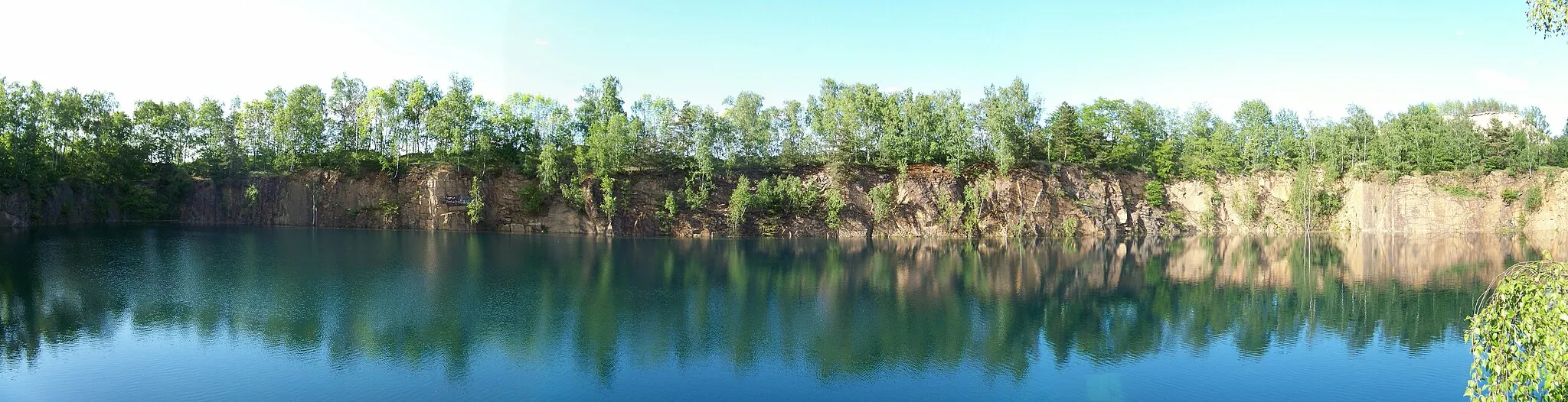 Photo showing: Ein durch Quarzporphyrabbau (Haasenbrucch) entstandener See in den Hohburger Bergen im Landkreis Leipzig (Sachsen) zwischen Kleinzschepa und Röcknitz; in der Nähe von Eilenburg und Wurzen