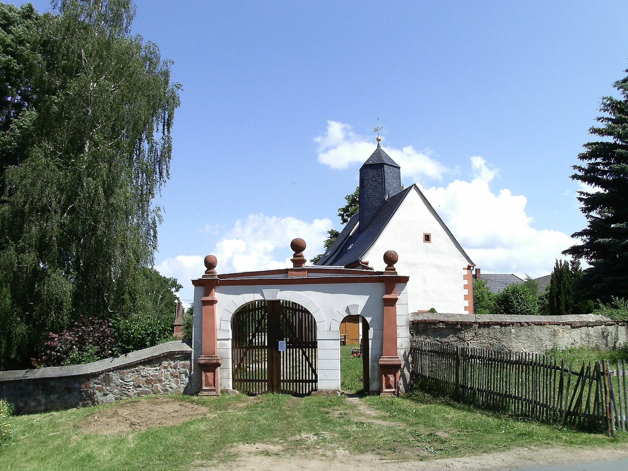Photo showing: Hopfgarten church with churchyard portal (Frohburg, Leipzig district, Saxony)