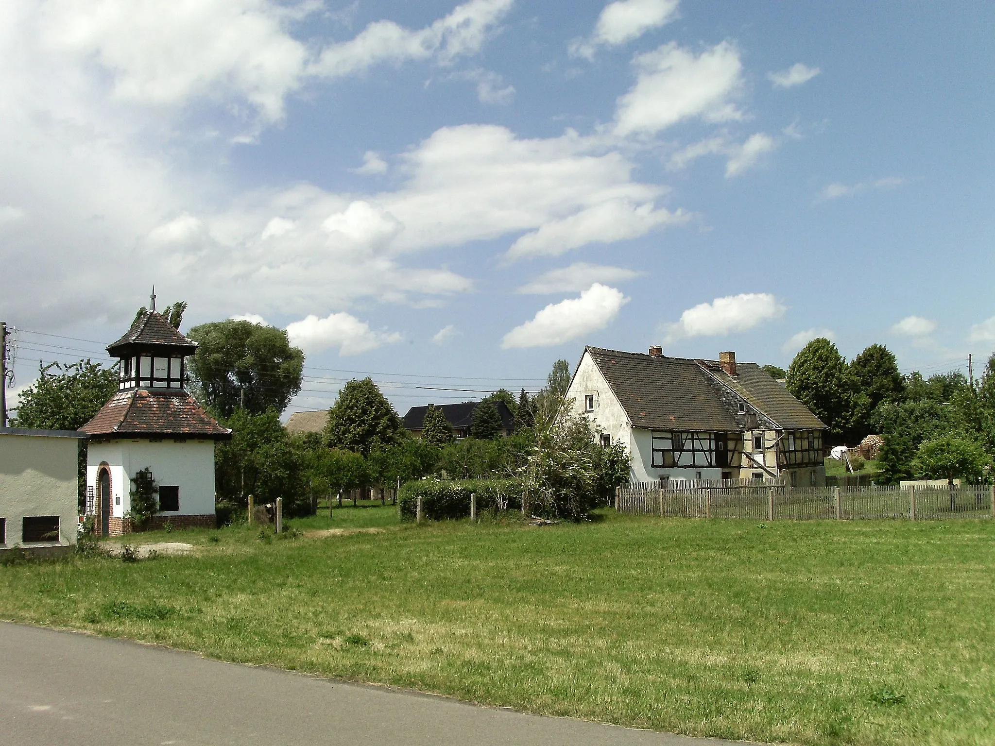 Photo showing: Distribution substation and half-timbered building in Niederfrankenhain (Frohburg, Leipzig district, Saxony)