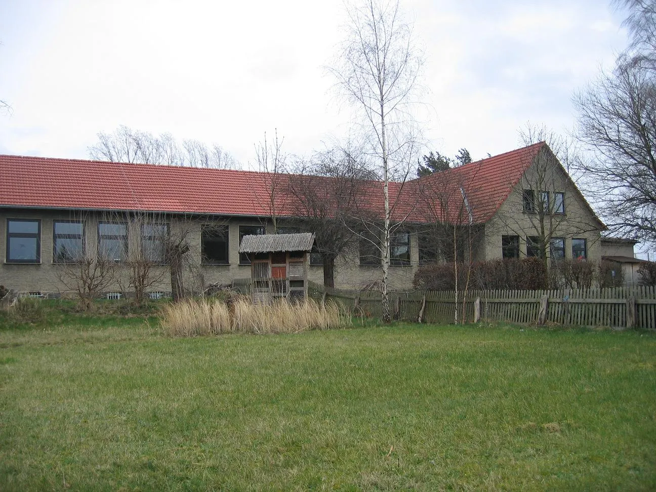 Photo showing: Als Grundschule errichtetes Gebäude; zur Zeit der Aufnahme von einer Montessori-Schule genutzt in Sitzenroda, Belgern-Schildau, Sachsen, Deutschland