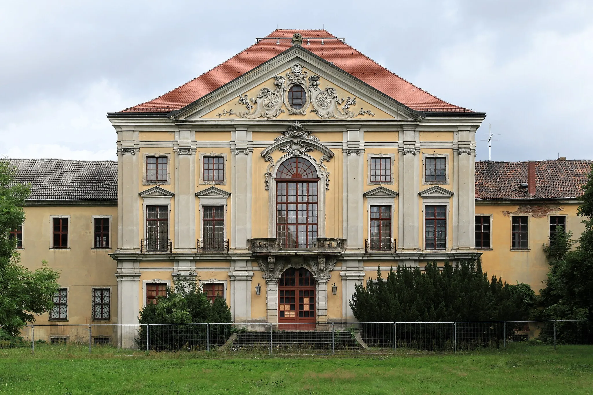 Photo showing: Schloss Schönwölkau, Kirchplatz in Wölkau, Schönwölkau