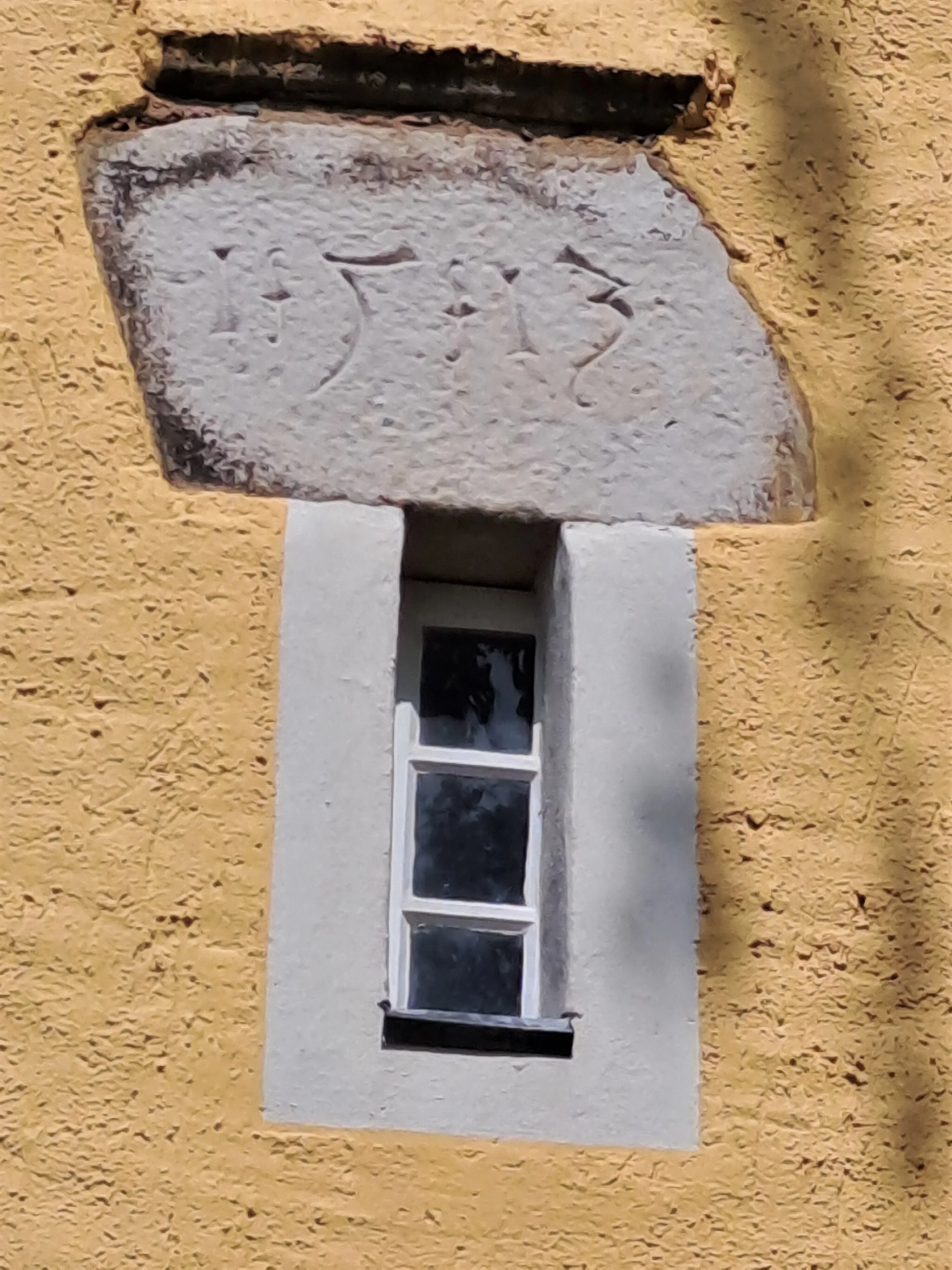 Photo showing: Dorfkirche Frankenheim (Markranstädt), Datierung 1513 über einem Fenster des Kirchenschiffs