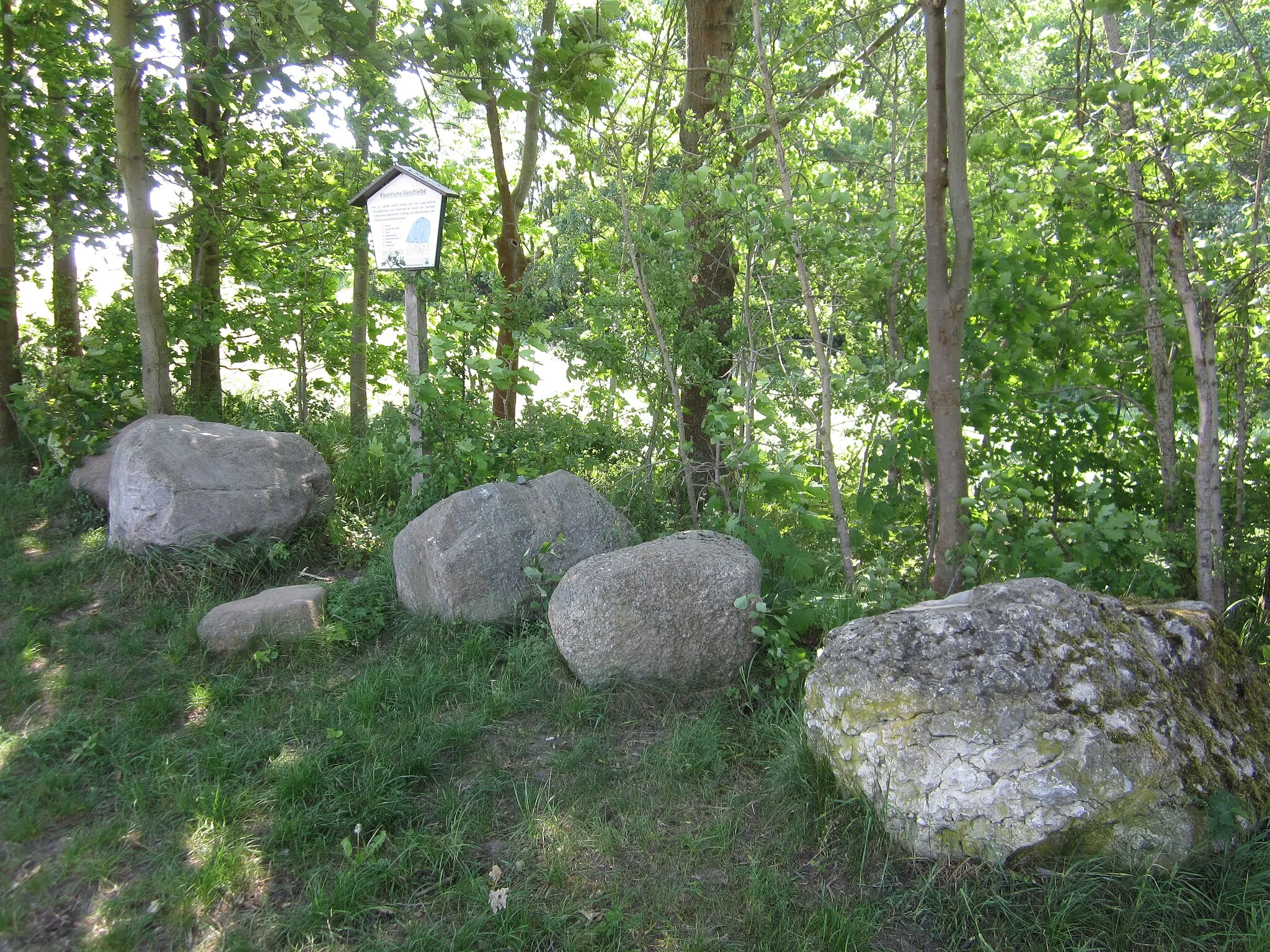 Photo showing: Steinertsberg, Naturdenkmal, Landschaftsschutz-Gebiet Parthenaue.