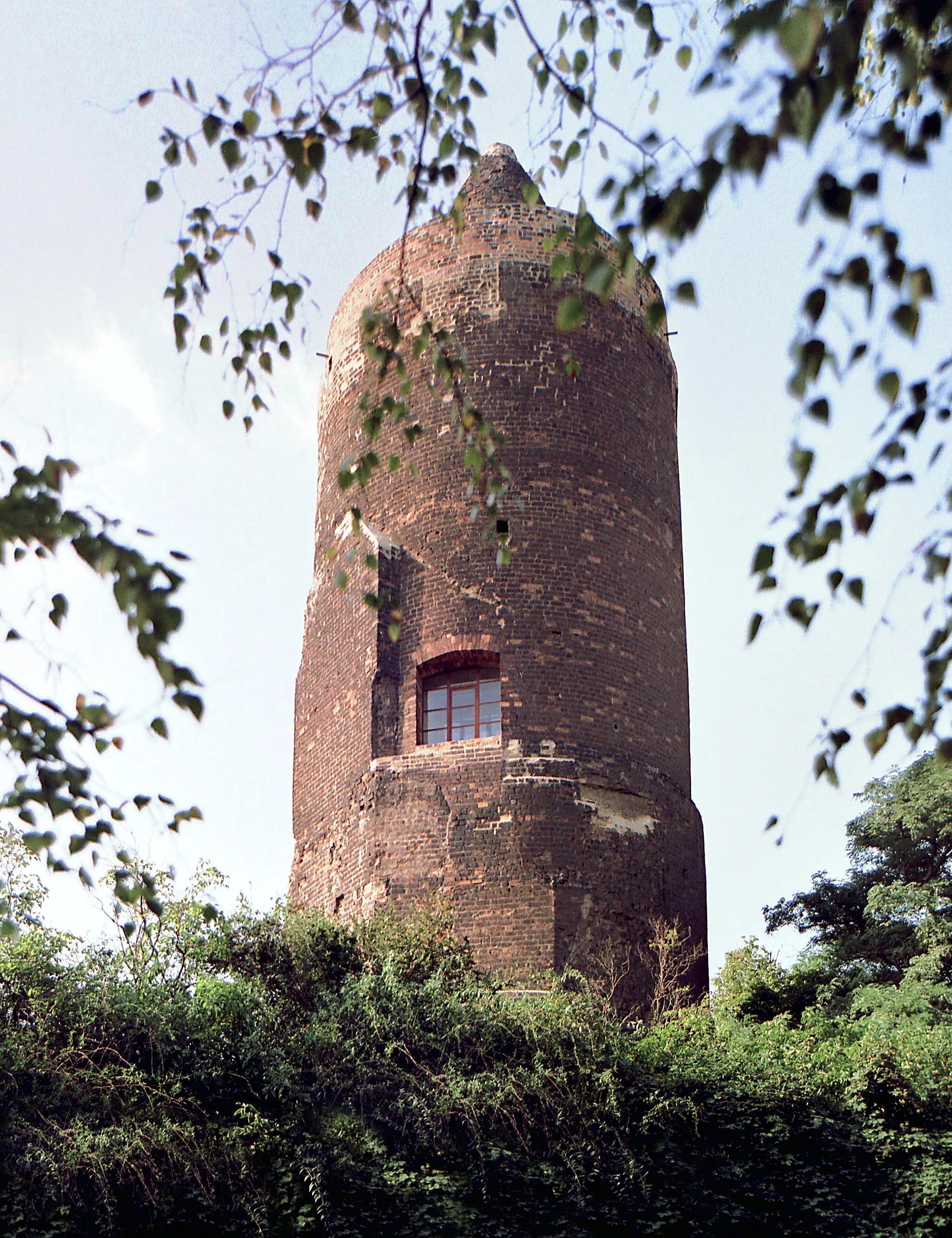 Photo showing: 30.09.1987  DDR 4408  [06774]  Pouch (Gemeinde Muldestausee): Roter Turm (GMP: 51.623735,12.397181). Pouch bildete mit seiner Burg an der Mulde im 10. Jahrhundert den Mittelpunkt eines Burgwards. Bergfried aus dem 12. Jahrhundert. Im 19. Jahrhundert entstand ein neugotisches Schloß (nicht im Bild) mit Benutzung mittelalterlicher Teile, u.a. Roter Turm und Weißer Turm,  jetzt am Rande des Braunkohletagebaues Götsche stehend.                                                                                                            [R19870929A12.jpg]19870930300NR.JPG(c)Blobelt