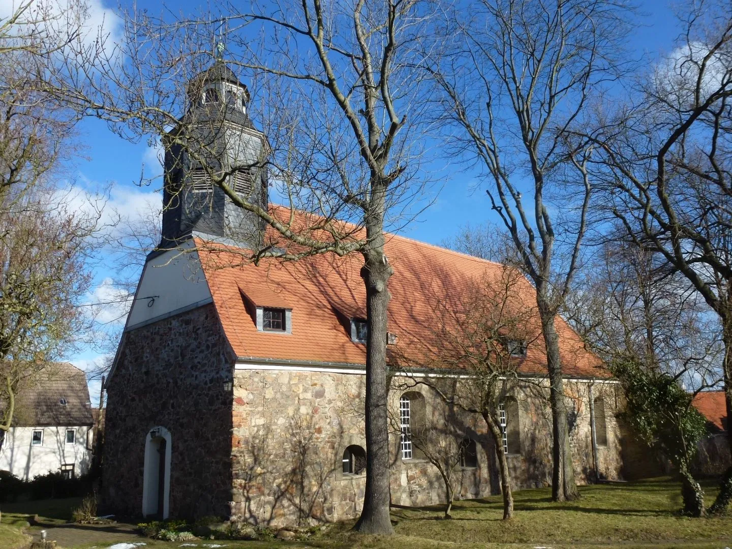 Photo showing: Romanische Wehrkirche in Holzweißig