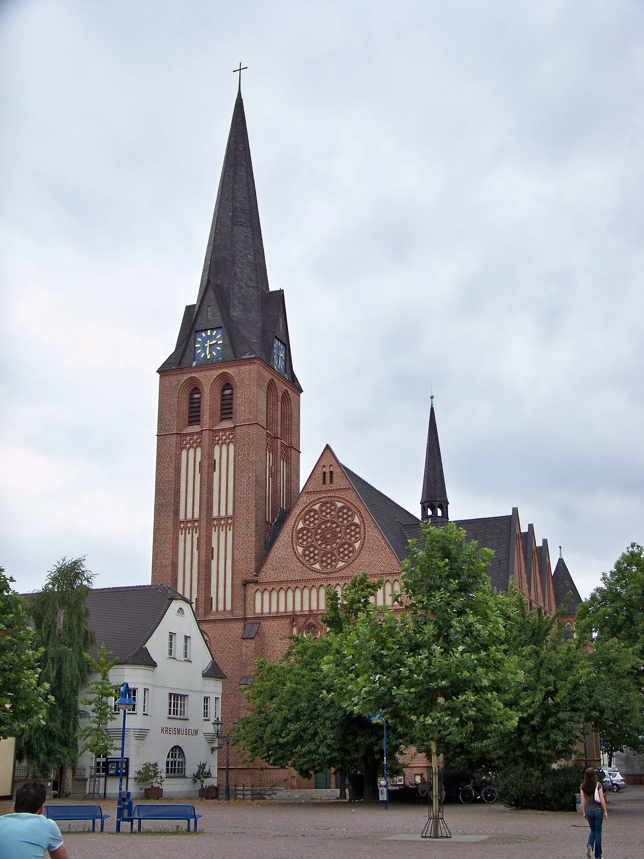 Photo showing: Kirche am Markt in Bitterfeld, links daneben das Heimatmuseum