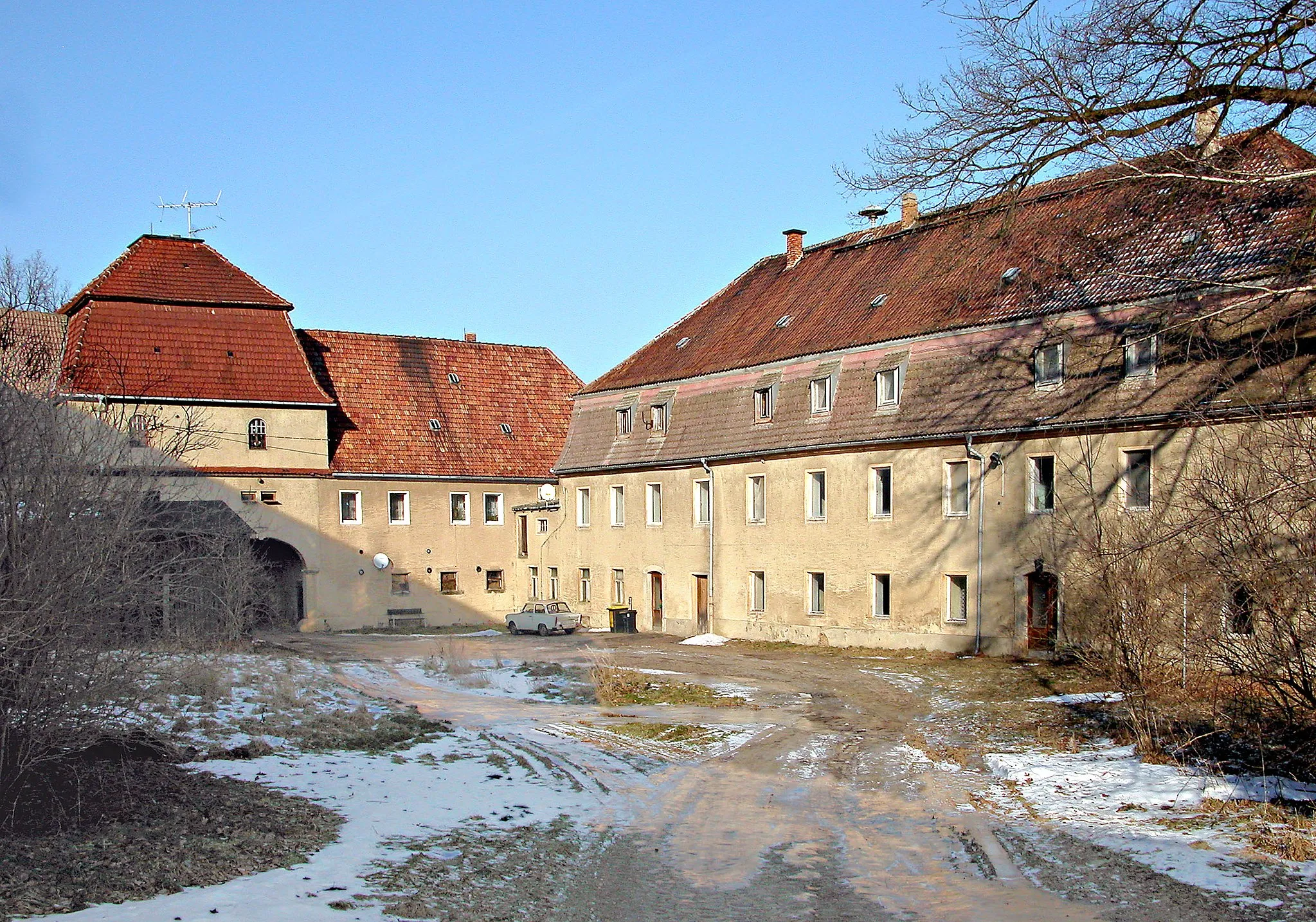 Photo showing: 28.01.2006  01665  Deila (Käbschütztal): Rittergut. Blick von Osten in den Hof mit dem Torhaus (1776) und dem  Herrenhaus (1793) von Johann Georg Wolf.  
[DSCN8594.TIF]20060128075DR.JPG(c)Blobelt