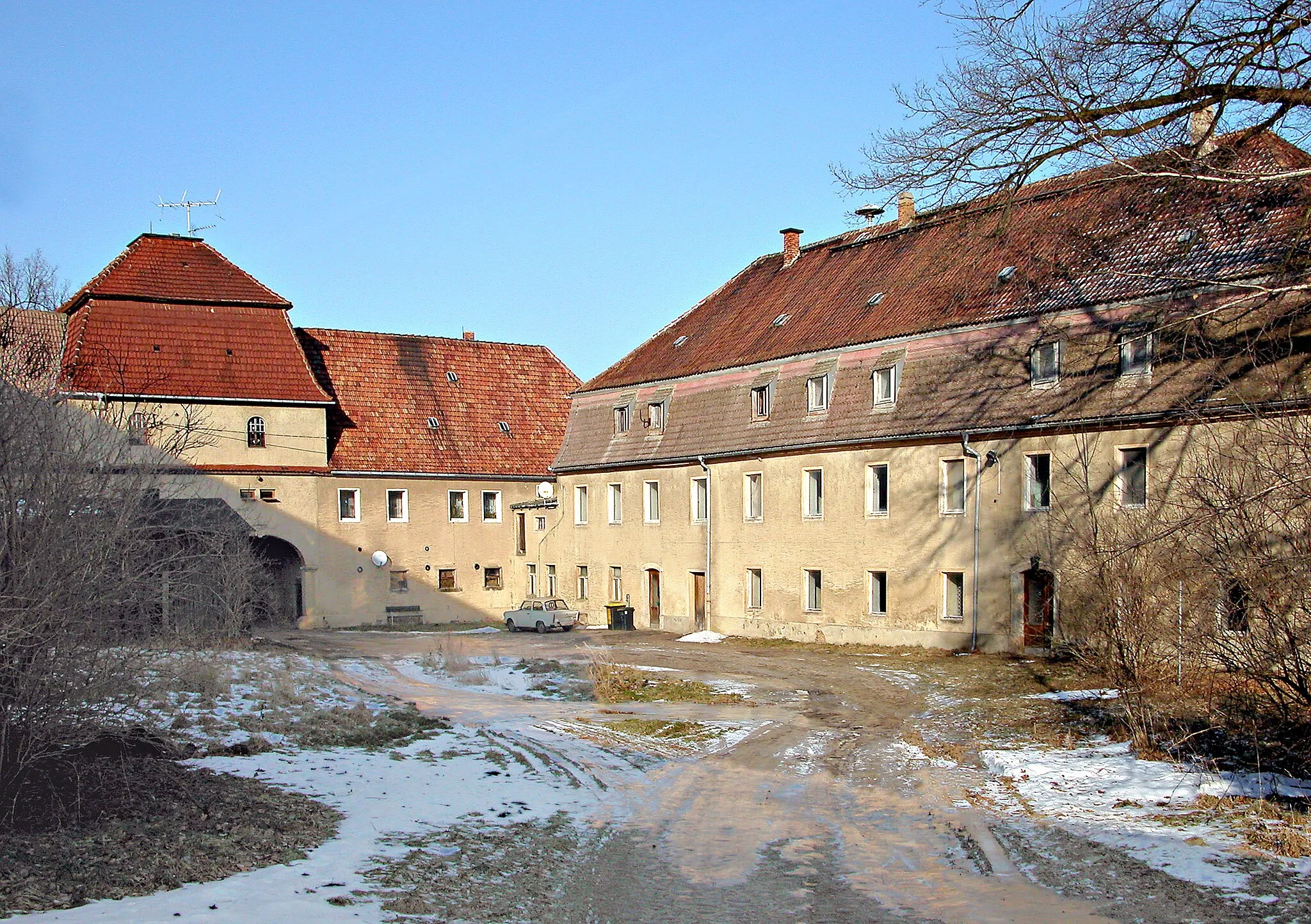 Photo showing: 28.01.2006  01665  Deila (Käbschütztal): Rittergut. Blick von Osten in den Hof mit dem Torhaus (1776) und dem  Herrenhaus (1793) von Johann Georg Wolf.  
[DSCN8594.TIF]20060128075DR.JPG(c)Blobelt