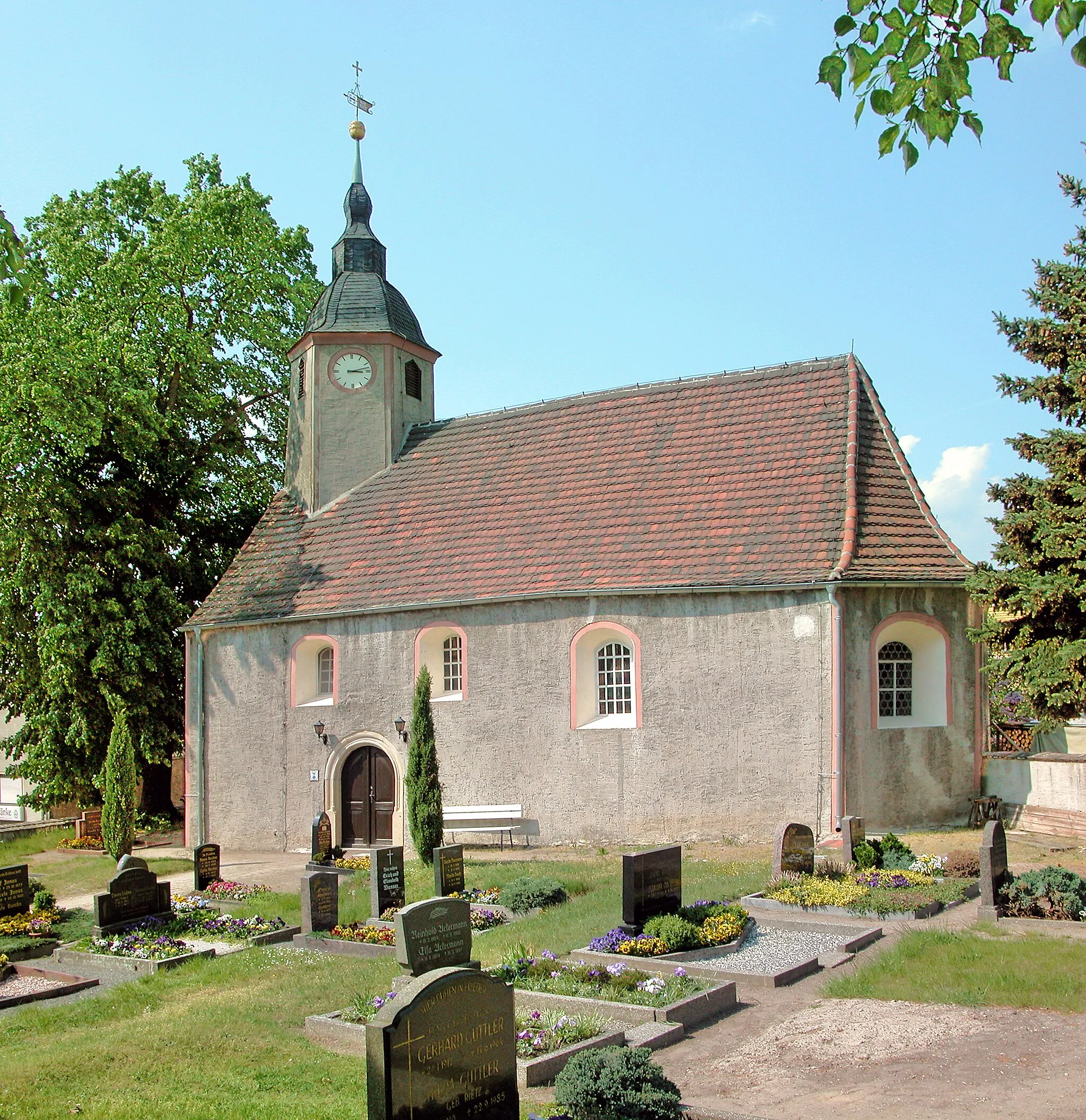 Photo showing: 03.05.2009   04889  Kobershain (Belgern-Schildau): Dorfkirche (GMP: 51.453240,12.872623) aus dem 17. Jahrhundert. Die hochliegenden Fenster verweisen noch auf ihren einstigen Charakter als Wehrkirche.                                            [DSCN37187-37188.TIF]20090503450MDR.JPG(c)Blobelt