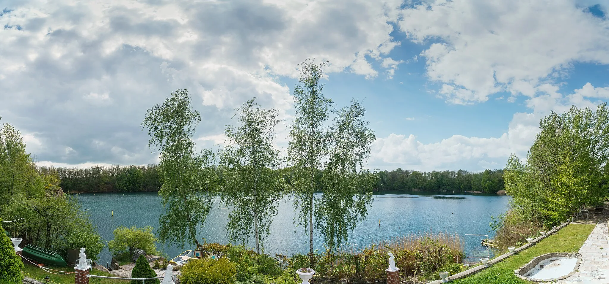 Photo showing: Steinbruchsee des ehemaligen Porphyrsteinbruchs in Mockrehna OT Wildschütz