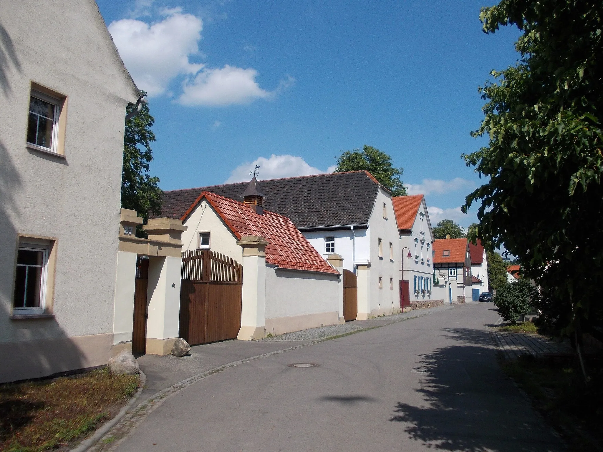 Photo showing: In Grosspötzschau (Espenhain, Leipzig district, Saxony) near the church