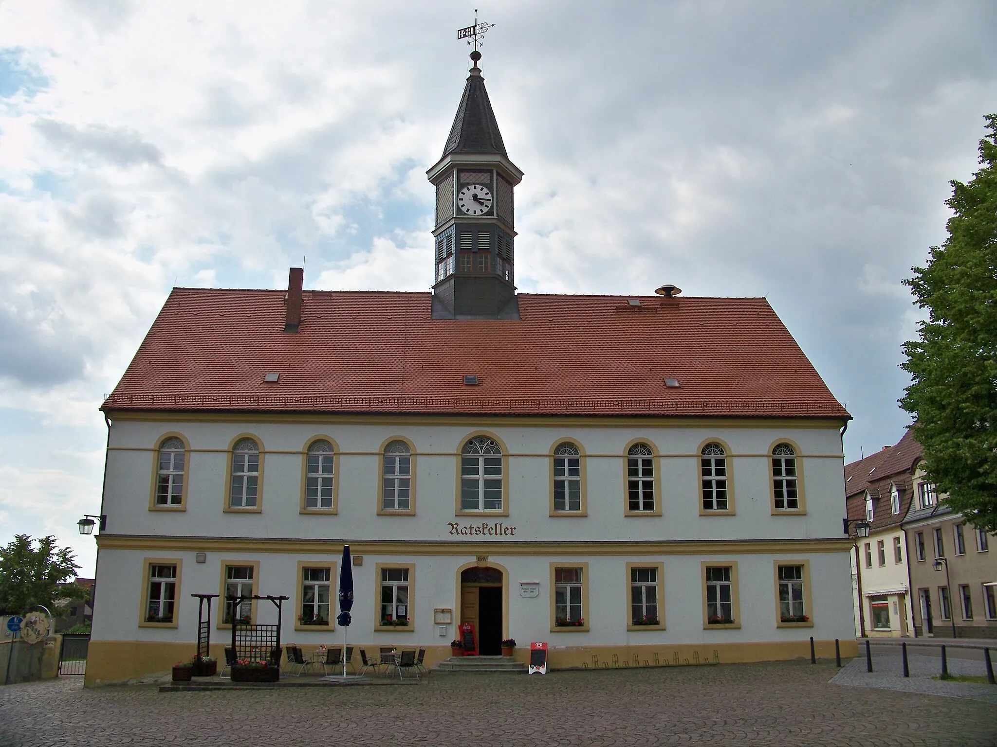 Photo showing: City Hall in Schildau / Sachsen, left the Gotham notice.