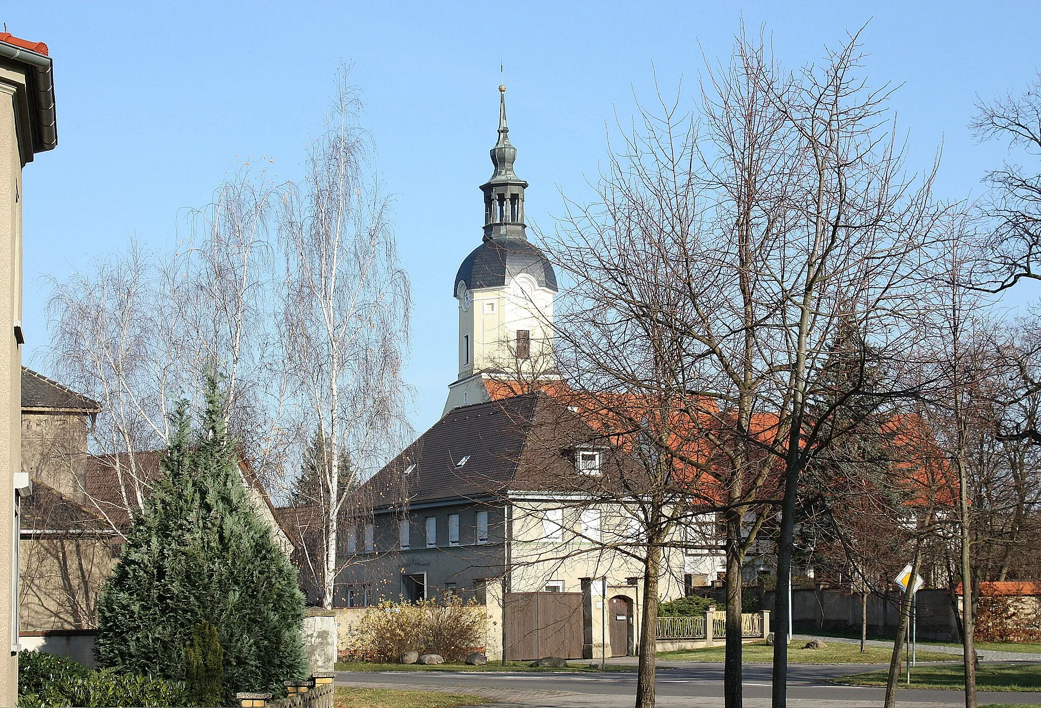 Photo showing: Krippehna, Dorfplatz, view to the Saint Luke church