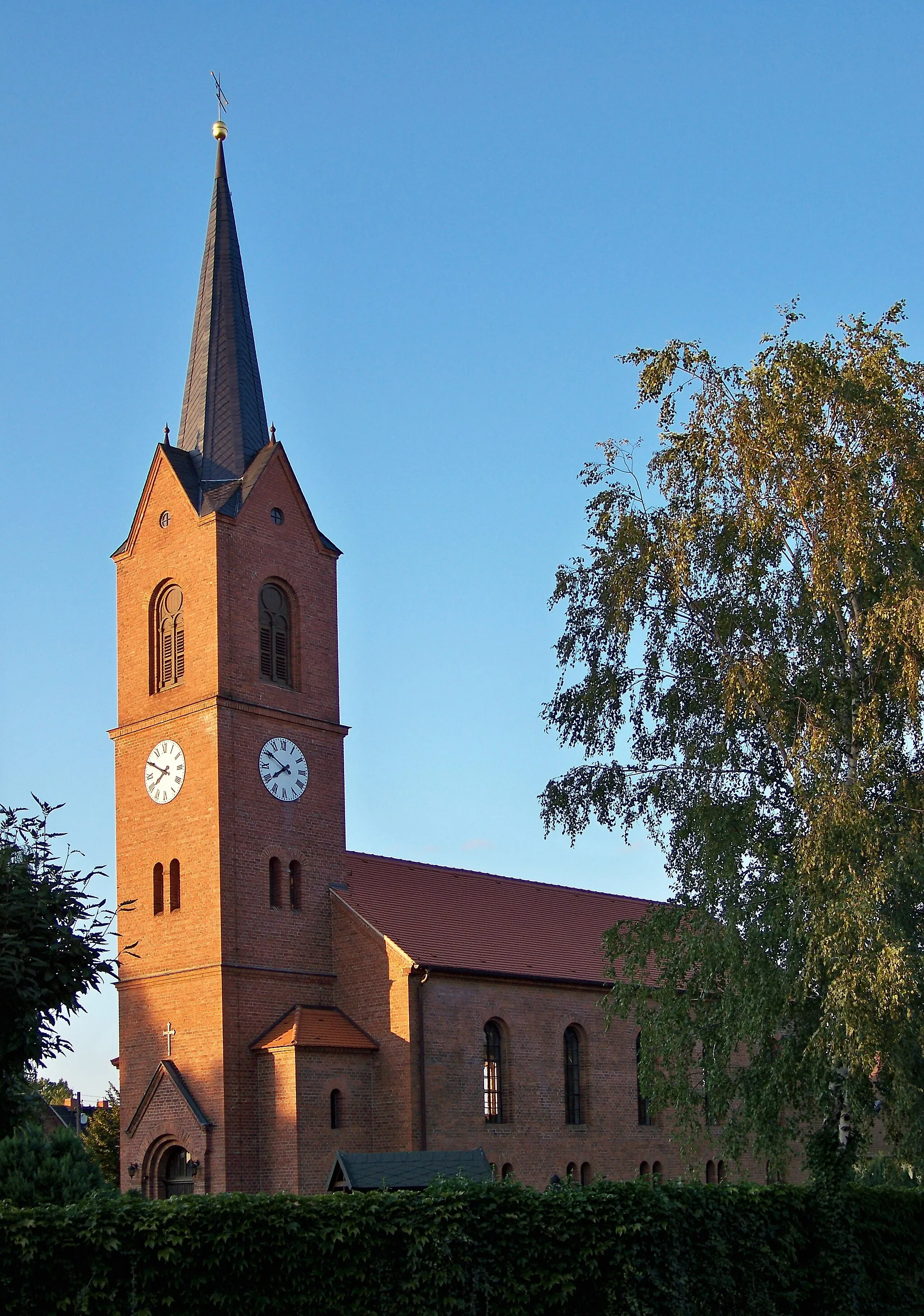 Photo showing: St. Matthäuskirche in Zschepplin, Ortsteil Naundorf, bei Eilenburg in Sachsen, Deutschland; gesehen an der Ecke Hauptstraße/Krippehnaer Landstraße
Baujahre: 1867 und 1868
Baumaterial: Backstein