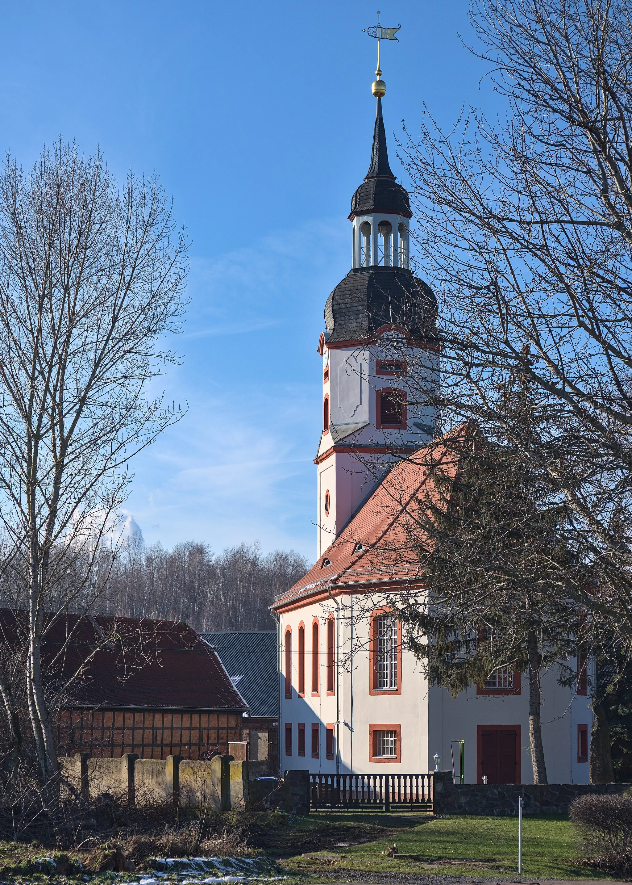 Photo showing: St. Andreas church in Trages (near Leipzig) in January 2021.