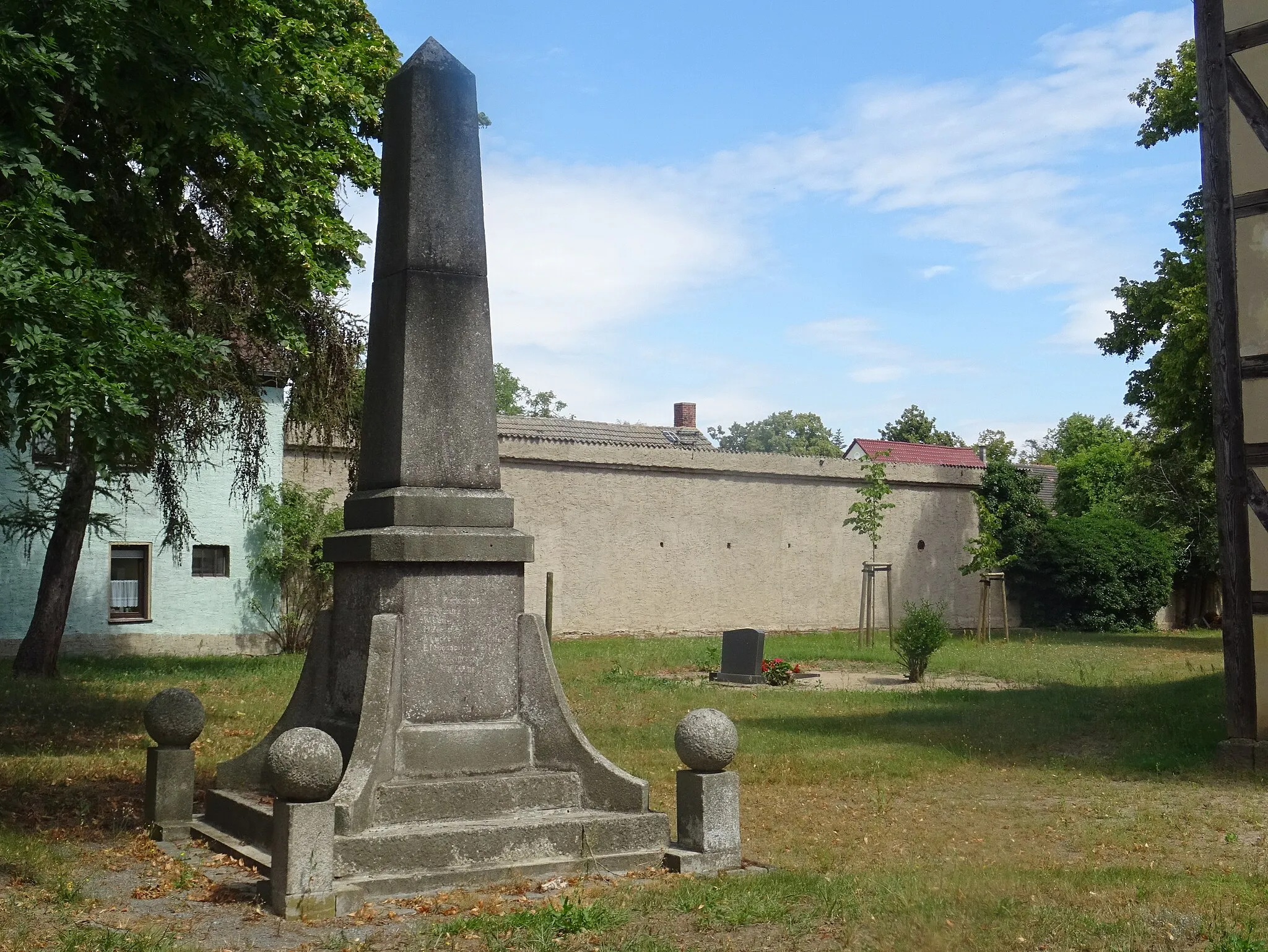 Photo showing: Blumberg, Gemeinde Arzberg, denkmalgeschütztes Kriegerdenkmal an der Kirche