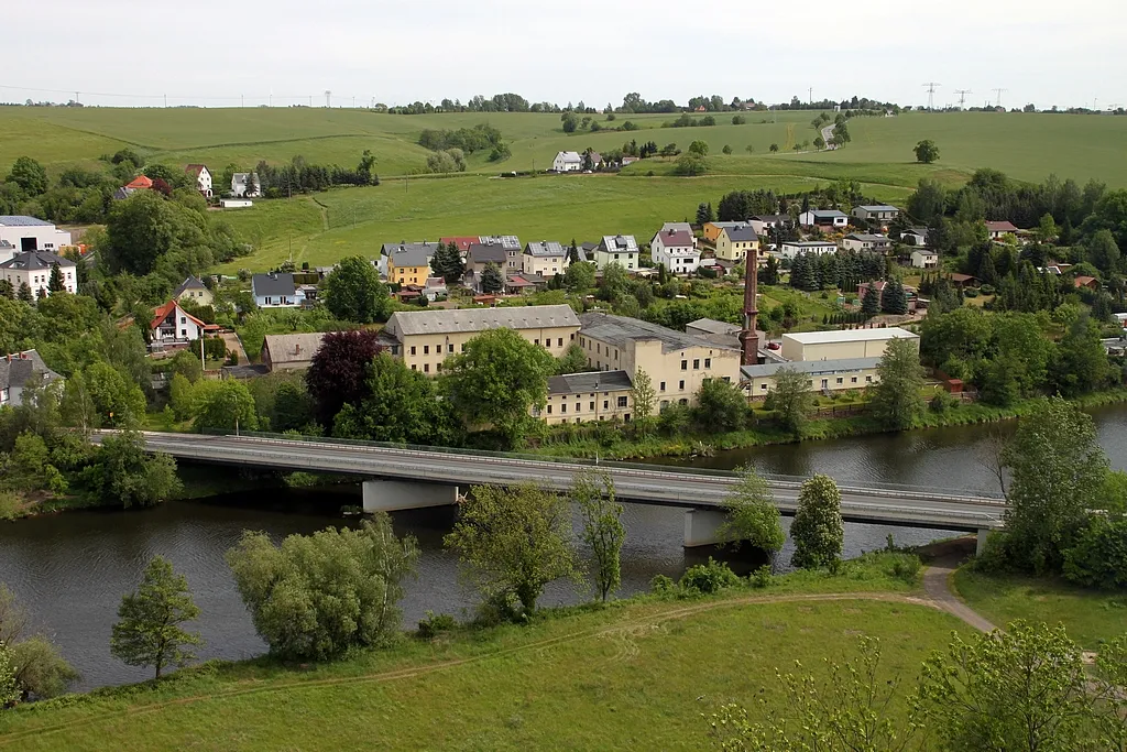 Photo showing: Leisnig, Fischendorf with bridge over the Freiberger Mulde, seen from Mildenstein Castle.