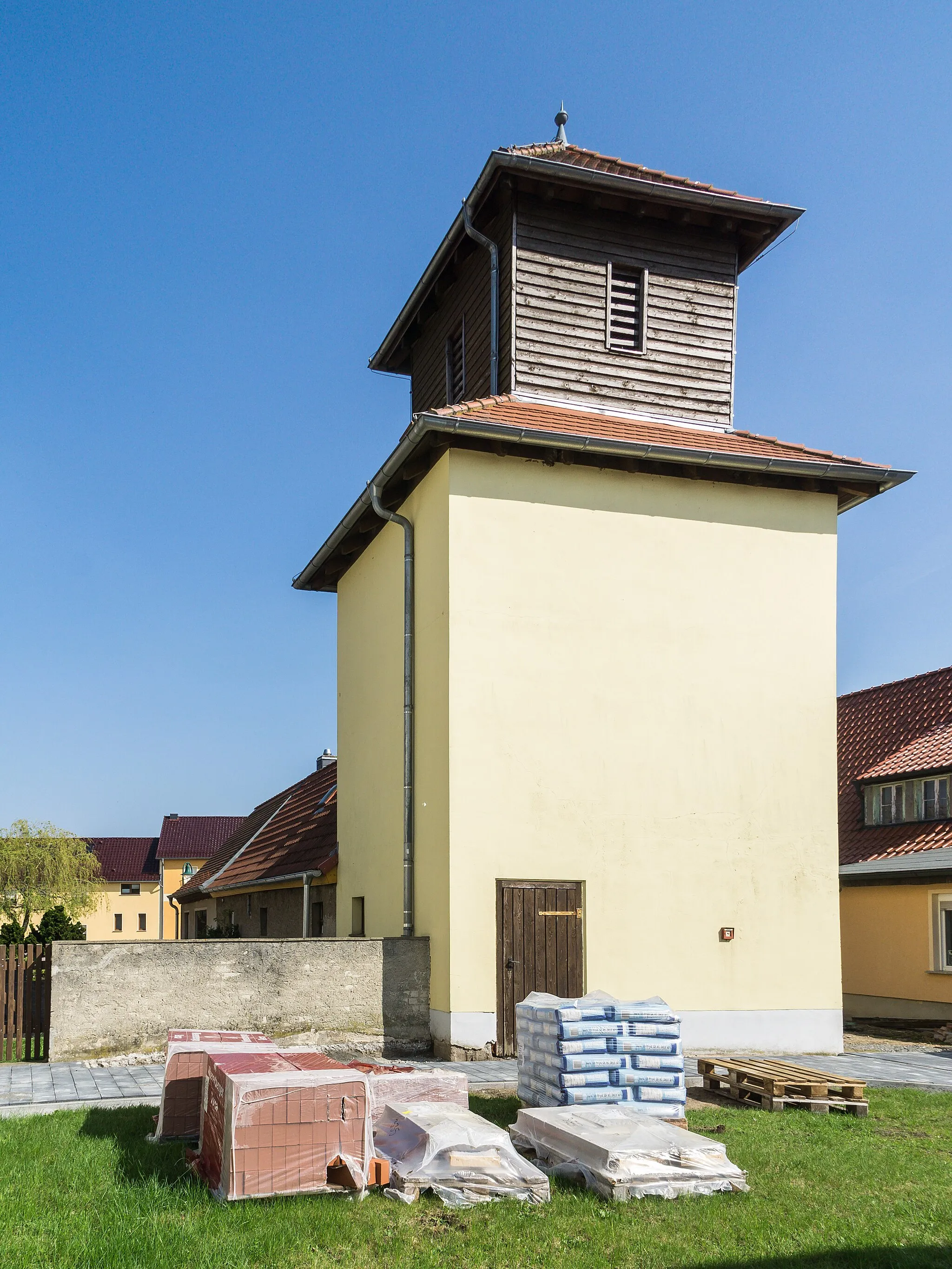 Photo showing: Schlauchturm, Dorfplatz in Doberschütz OT Battaune