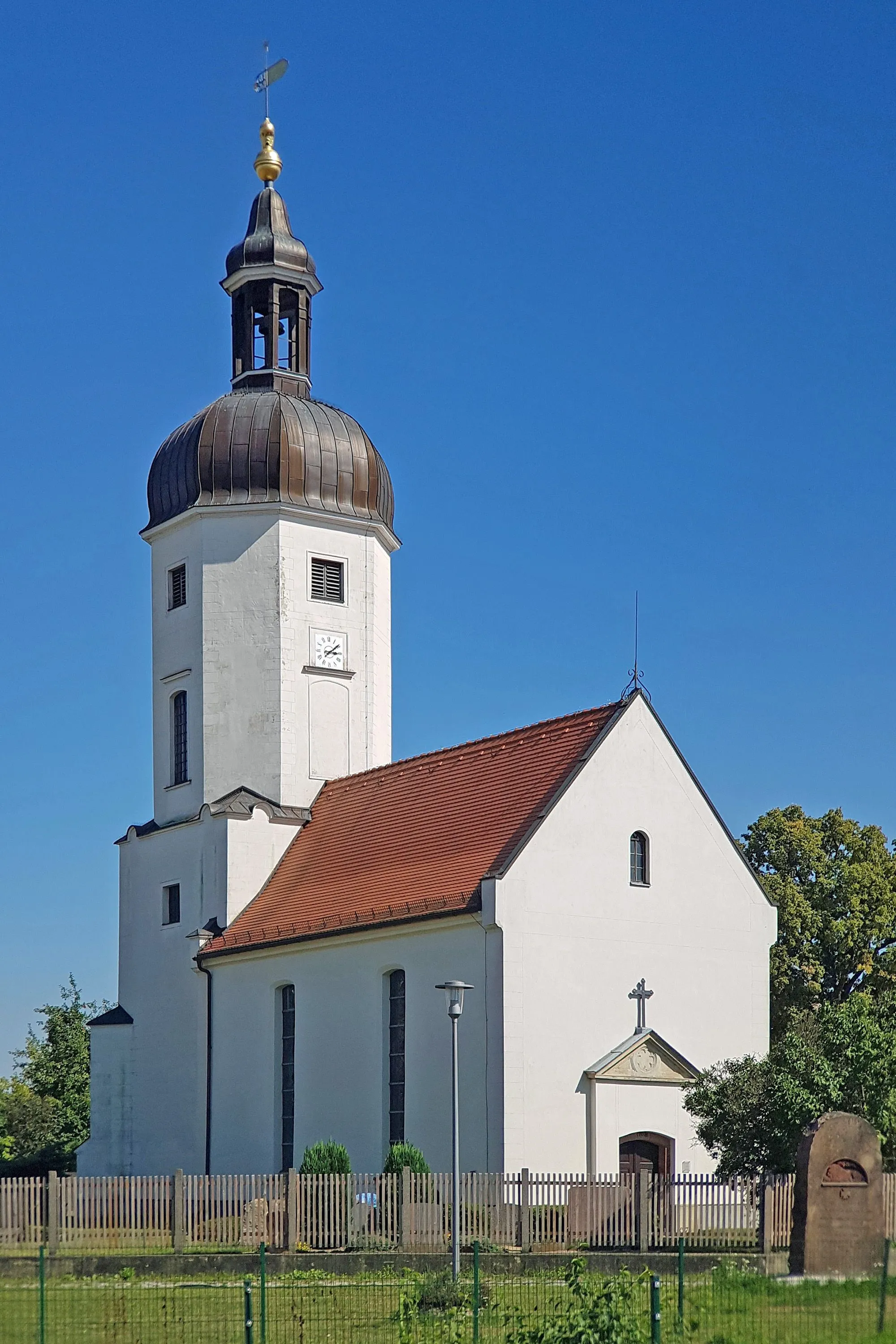 Photo showing: Das Bild zeigt die nun auch innen komplett restaurierte Dorfkirche in Leipzig-Rehbach.