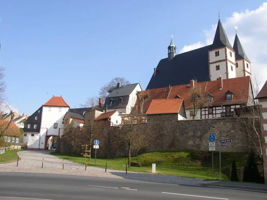 Photo showing: Das untere Stadttor, die Nikolaikirche und die Stadtmauer in Geithain - Teil des Denkmalschutzgebiets Altstadt Geithain.