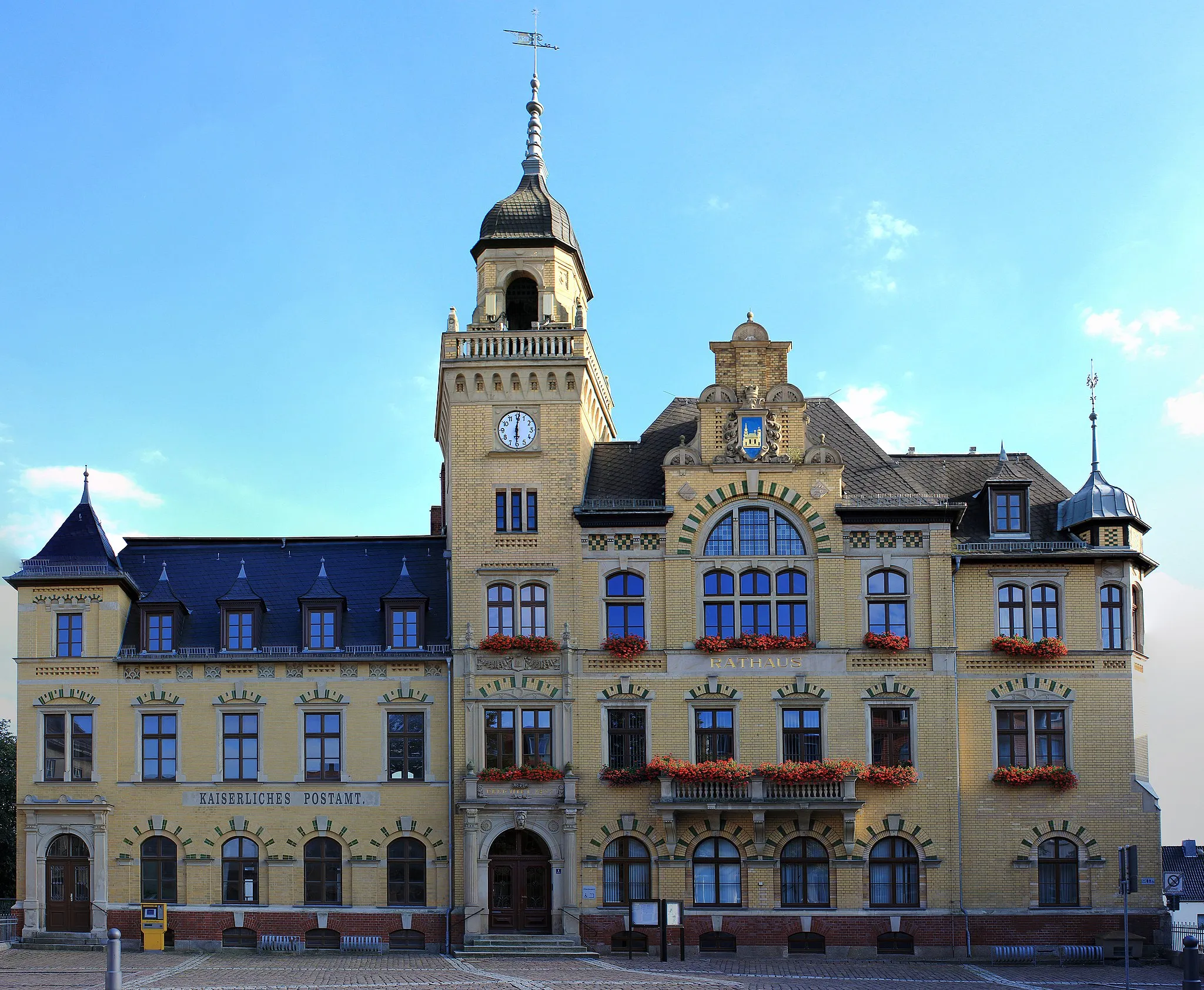 Photo showing: Bad Lausick Townhall square with front view of the historical town-hall