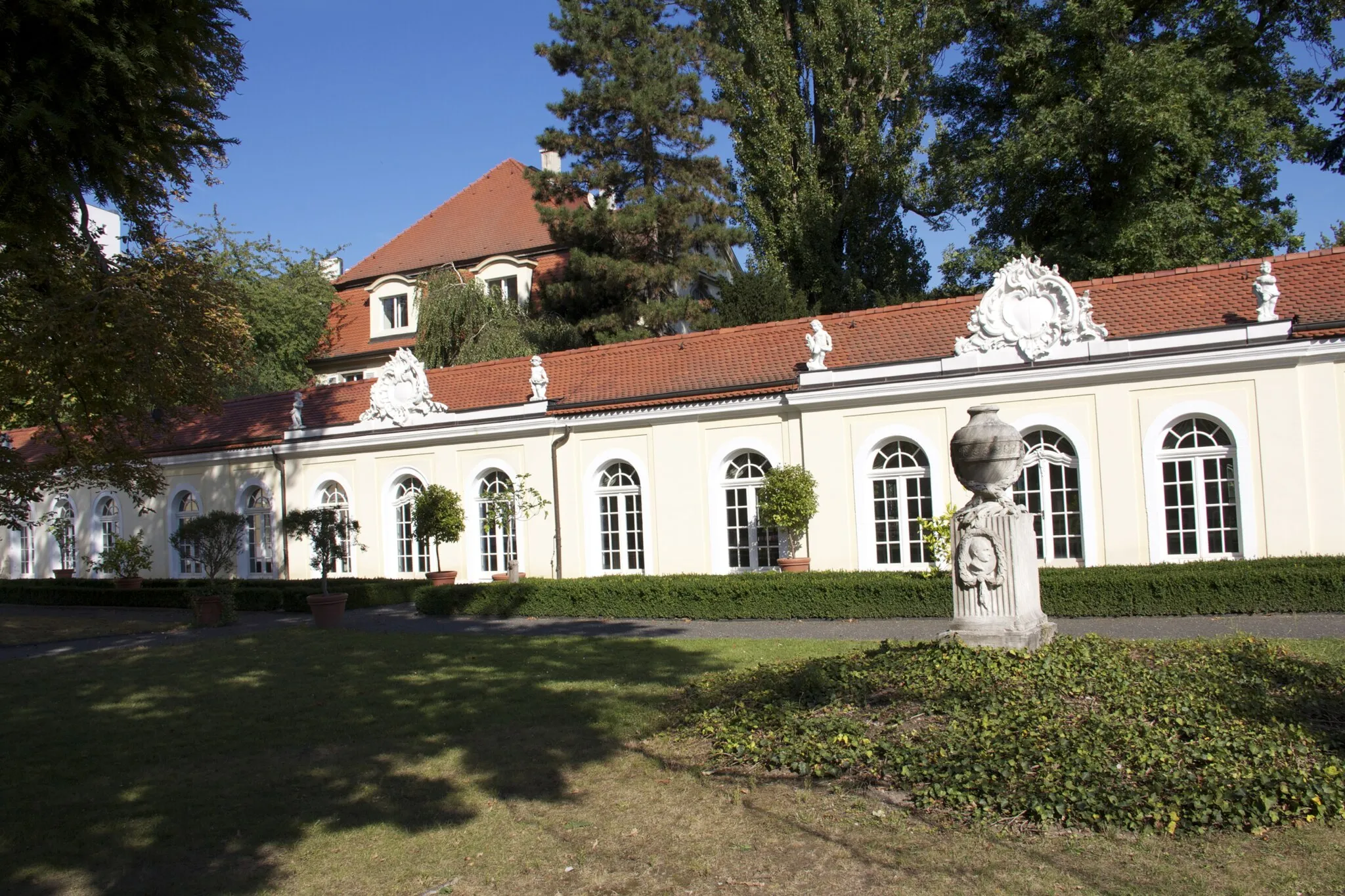 Photo showing: Nebengebäude auf der rechten Parkseite des Gohliser Schlösschens