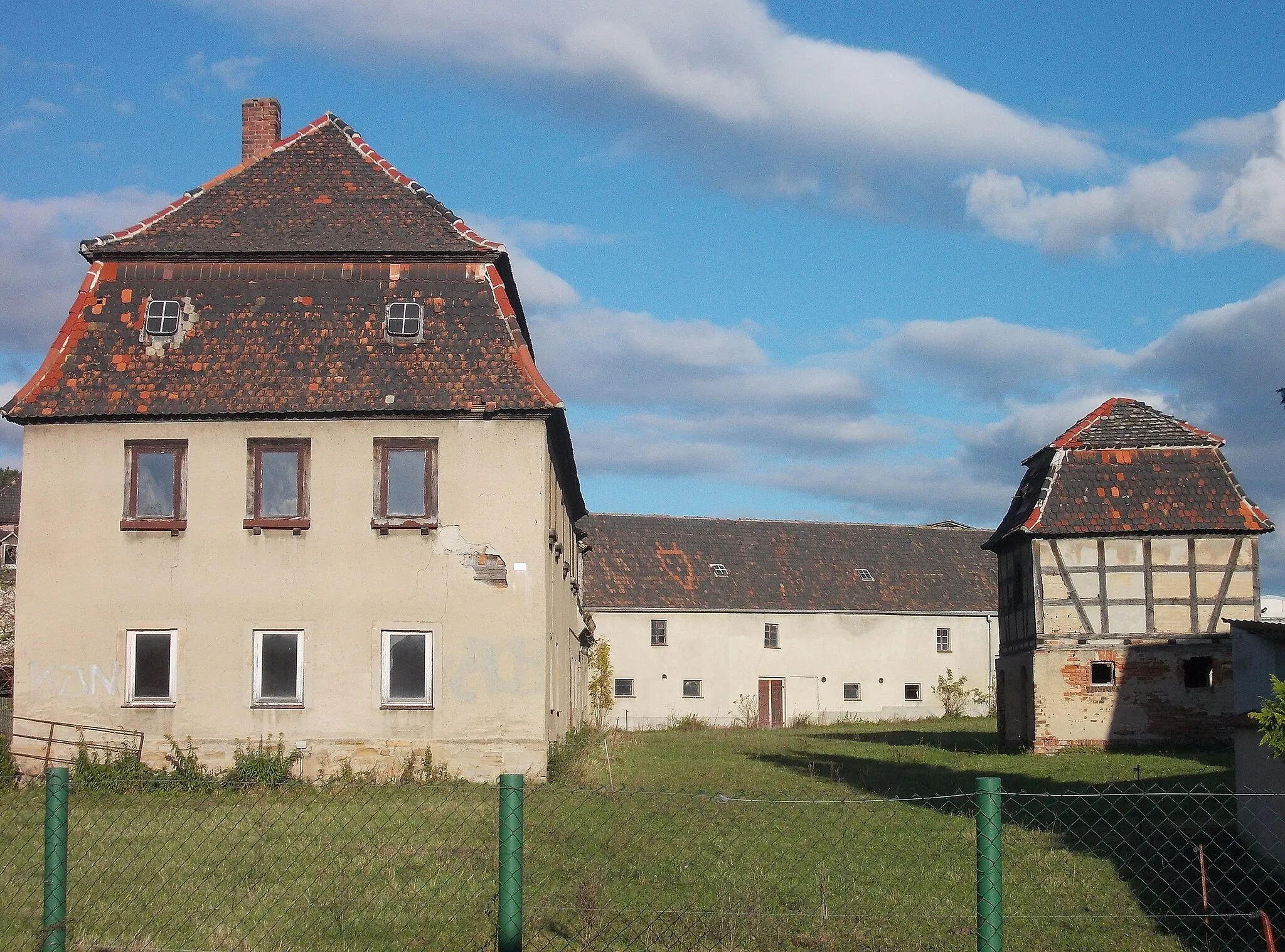 Photo showing: A part of Auligk Lower Part Upper Court estate (Groitzsch, Leipzig district, Saxony)  with dovecote