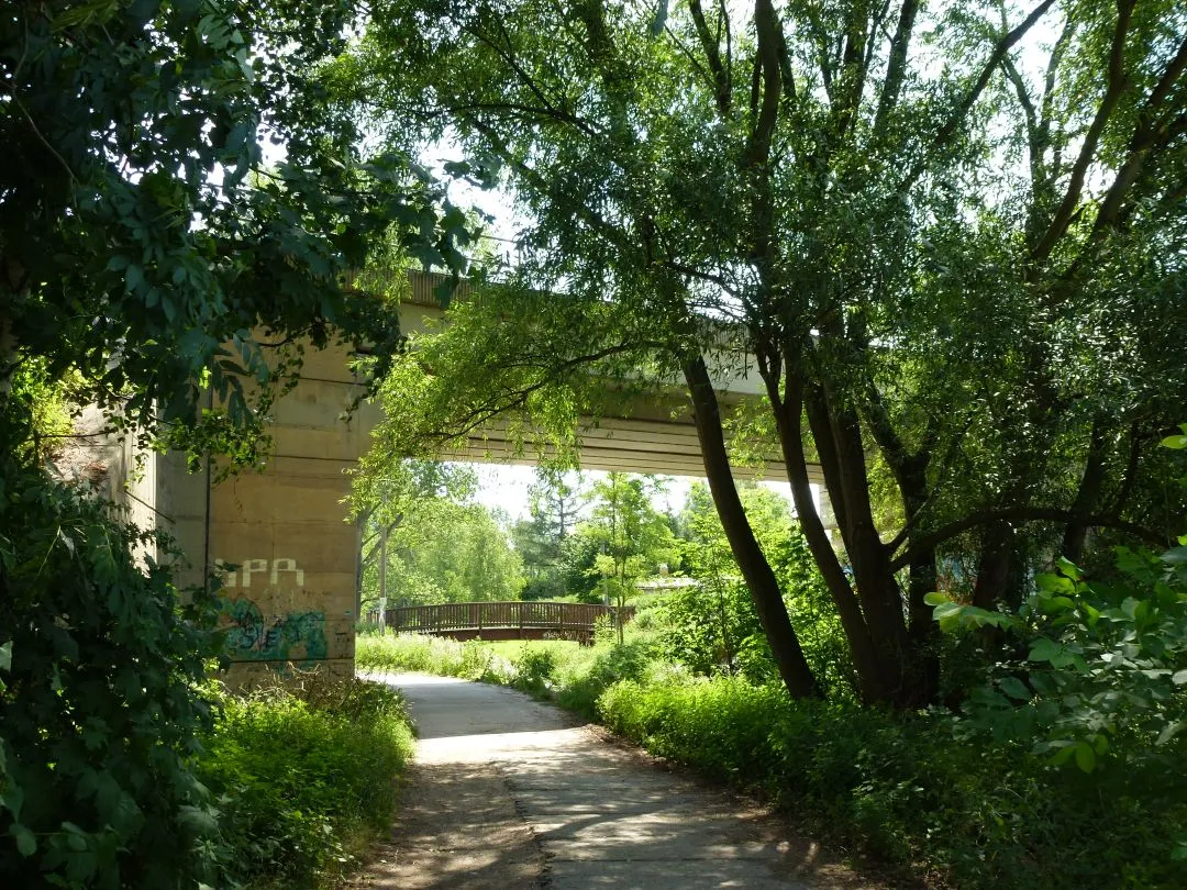 Photo showing: Eisenbahn- und Fußgängerbrücke über die Parthe am Rande Cradefelds