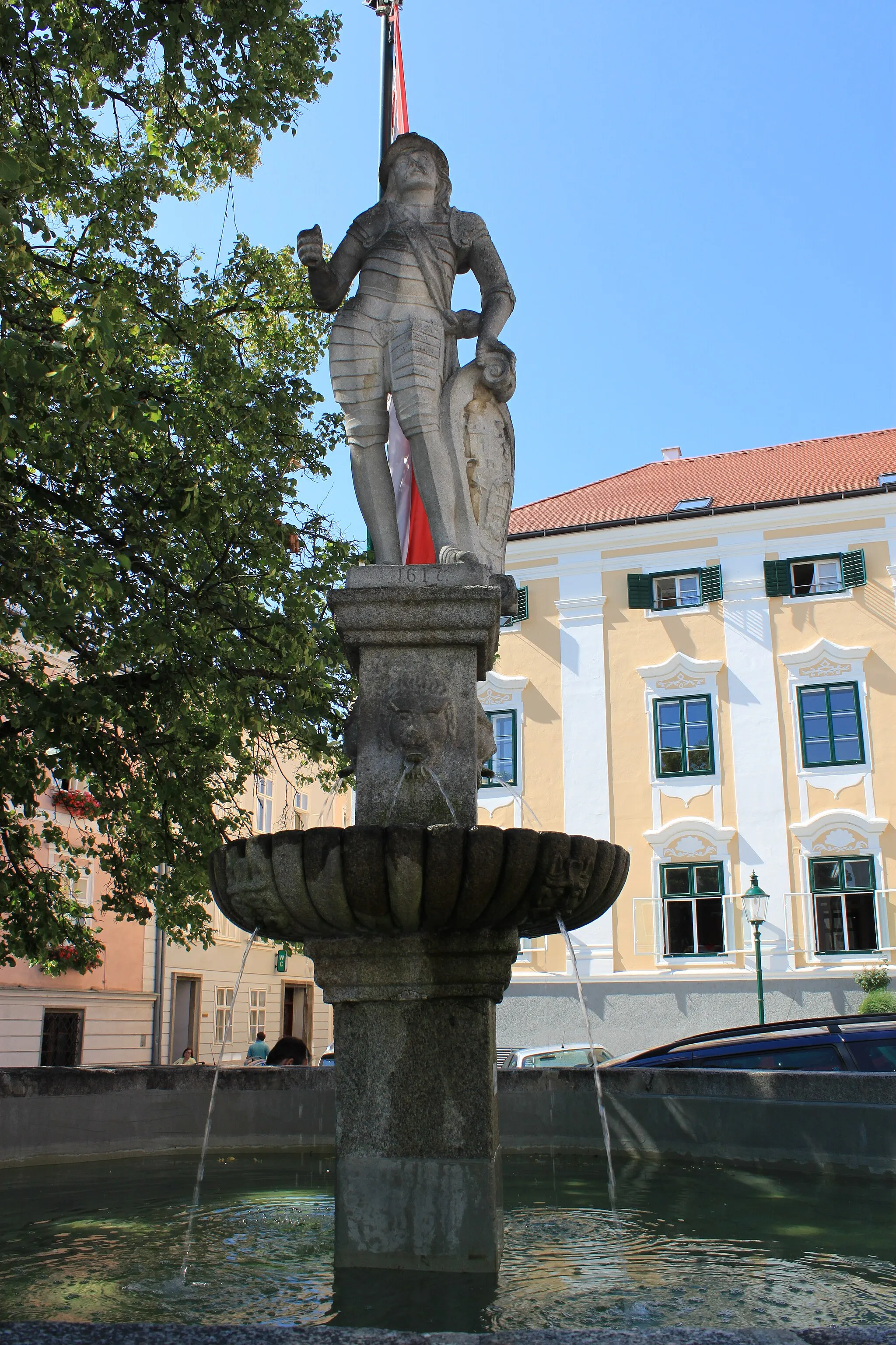 Photo showing: Brunnen mit Pragermandl-Statue, Hauptplatz, 3370 Ybbs an der Donau, Niederösterreich