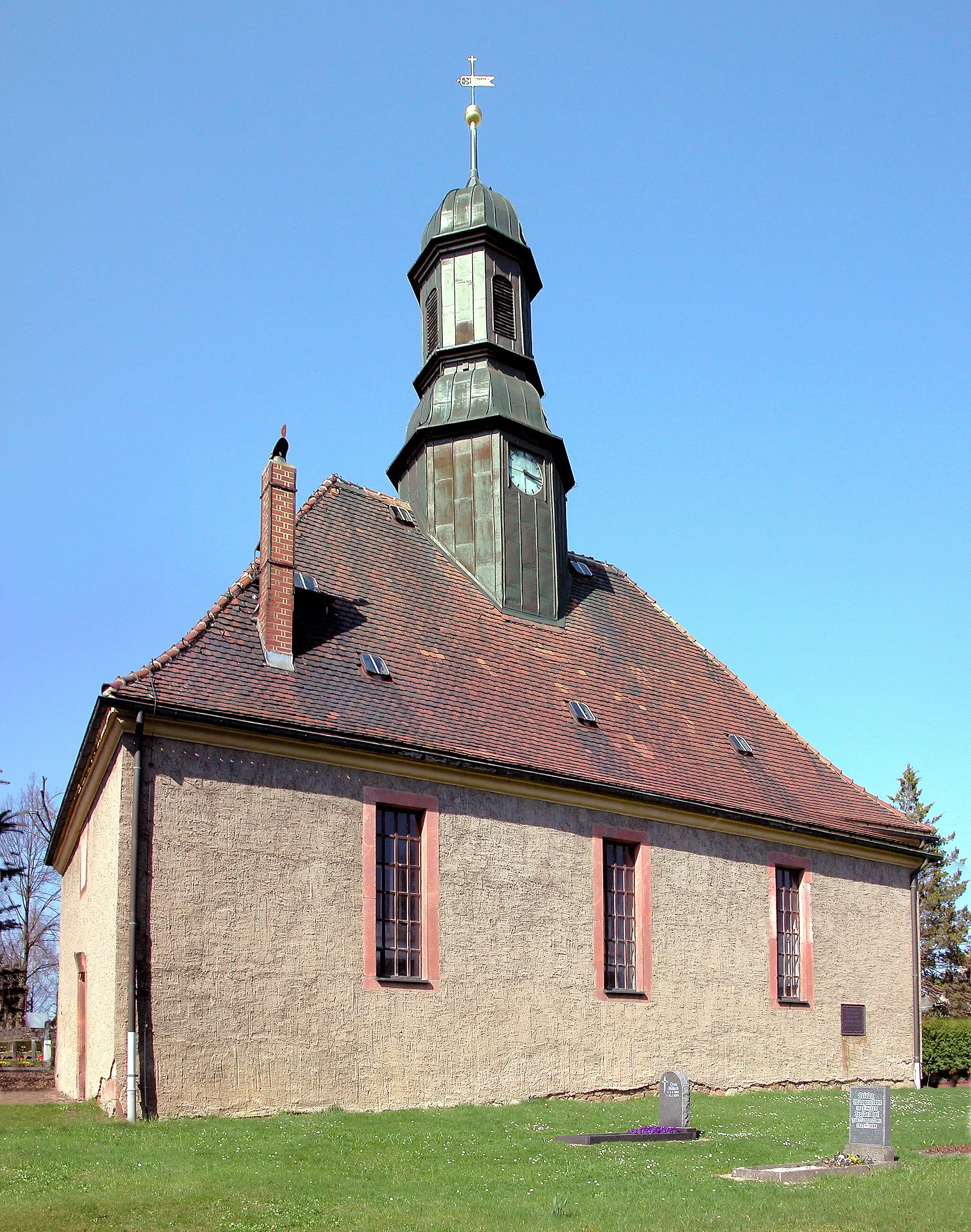 Photo showing: 17.04.2010   09306  Schweikershain (Erlau): Die Dorfkirche (GMP: 51.046596,12.090128), stand unter dem Patronat des Ritterguts Schweikershain und war die Herrschafts- und Begräbniskirche der Grafen von Wallwitz. Hans Joachim von Wallwitz, der Schweikershain 1718 gekauft hatte, ließ die Kirche 1719 bis 1721 unter Verwendung von Teilen des Vorgängerbaus errichten. So wurde das Sakramentshaus der mittelalterlichen Dorfkirche, eine gotische Spitzbogennische mit Eisengitter, in den Neubau übertragen. Das Gotteshaus ist eine einfache barocke Landkirche auf rechteckigem Grundriss. Ende der 1980er Jahre wurde das Gotteshaus restauriert. Sicht von Südwesten.                                                                                 [DSCN41324-41325.TIF]20100417305MDR.JPG(c)Blobelt