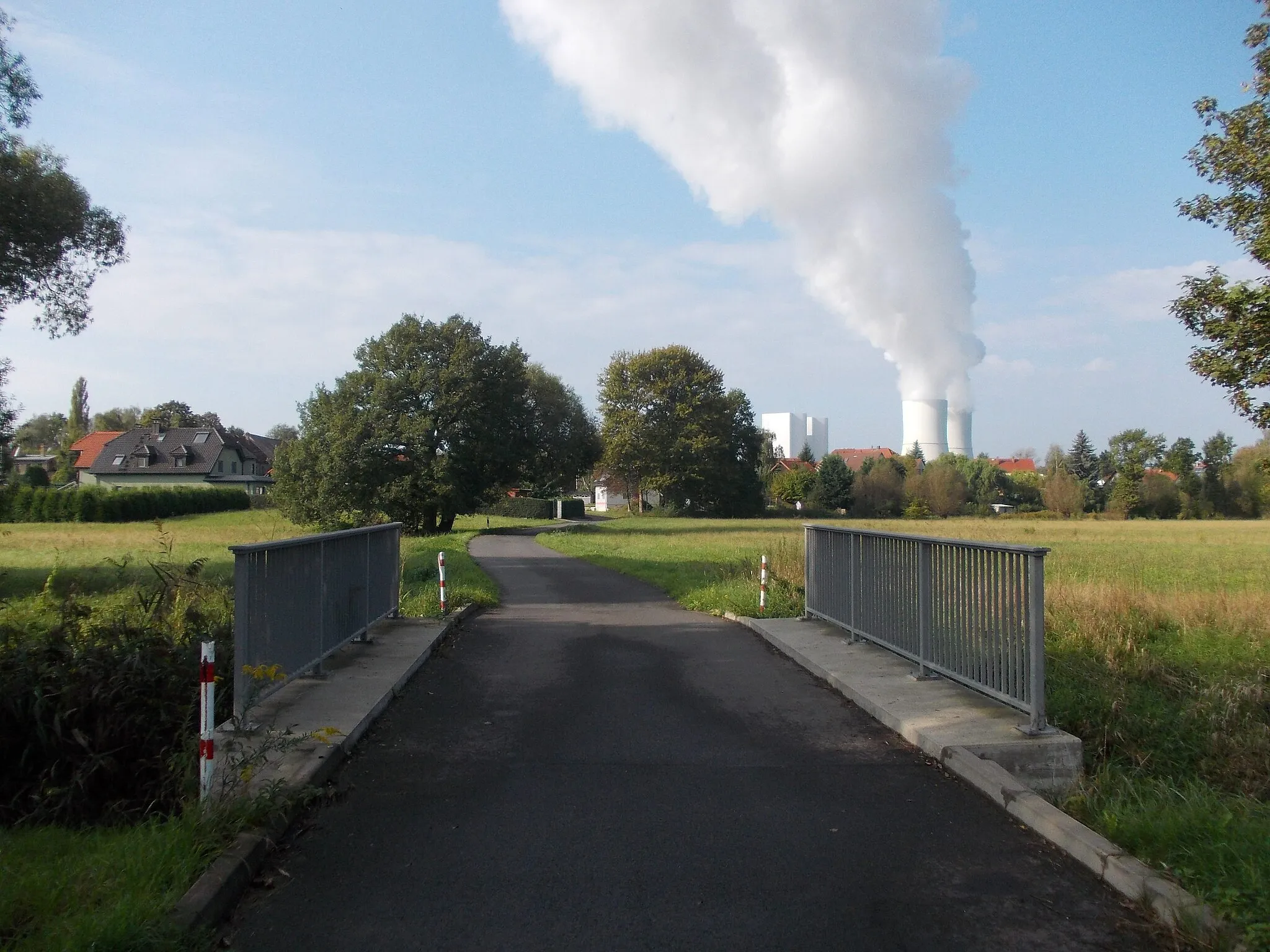 Photo showing: Gaulis (Böhlen, Leipzig district, Saxony) from the east, with Lippendorf Power Station in the background